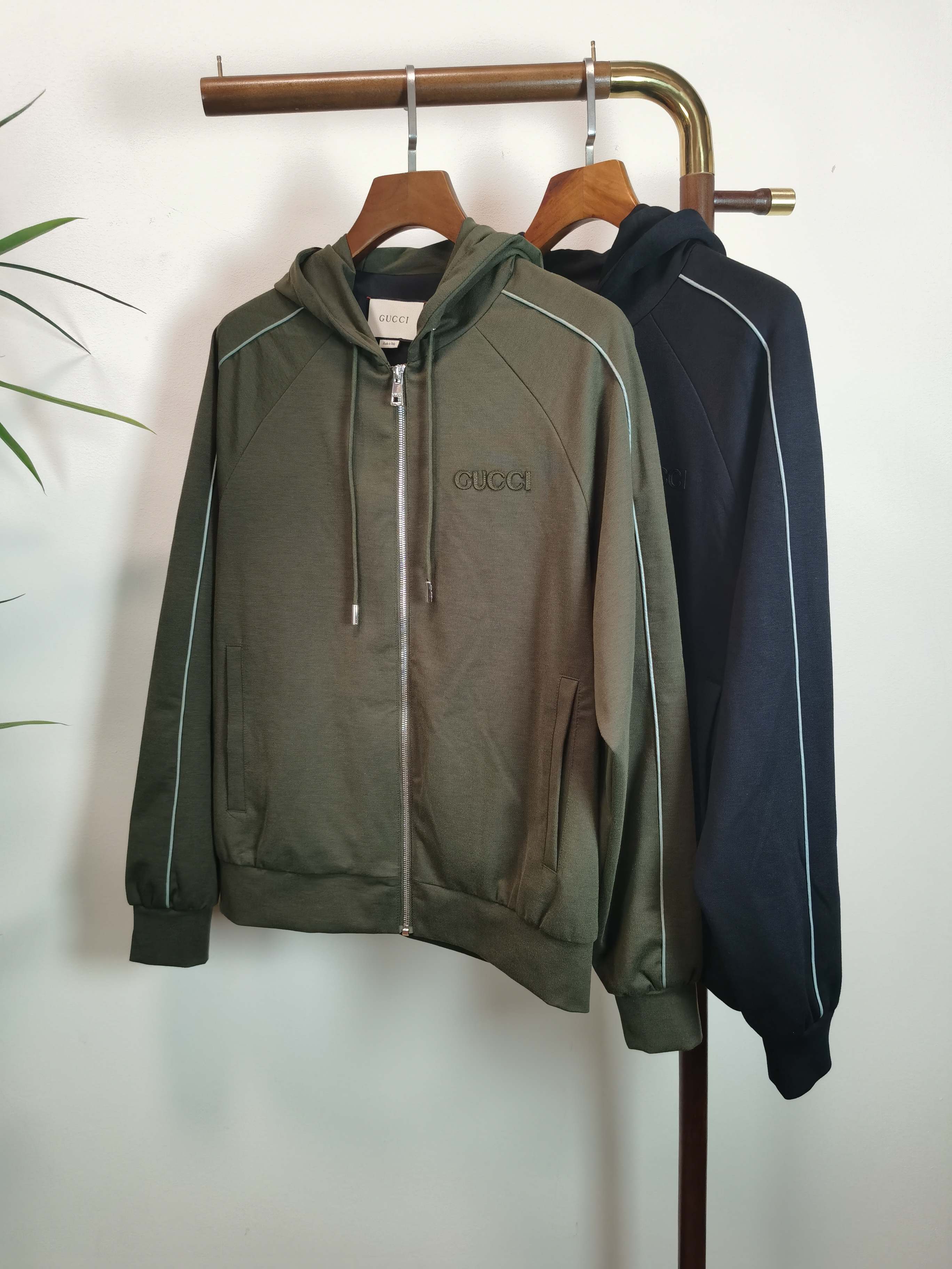 NO:547809,Counter [GUCCI] Master made 2025 autumn and winter new casual jacket!  The counter is synchronized. The details are exquisite and high-end, and the brand logo is full of high-end feeling. The custom fabric shows more youthful and energetic. Custom high-end fabrics are crisp and stylish on the upper body, comfortable and not tight. The custom metal logo zipper is very classy, ​​and the clean and neat tailoring is full of urban style. Just wear it. It is the first choice for high-end fashion and fashionable people. The upper body effect is super good!  Color black green Number of codes 48-56, gucci,jackets & coats,alexander wang19860909专柜【GUCCI】 大师制作 2025秋冬新款休闲外套！专柜同步.细节精致高级,品牌logo高级感满满.定织面料更显年轻活力,定制高端面料,上身挺括有型,舒适不紧绷.定制金属logo拉链非常有档次,干净利落的剪裁都市风十足,穿上心情就好,高端潮流时尚人士首选,上身效果超级好看！ 颜色黑色 绿色 码数48-56,,gucci,jackets & coats,alexander wang,Men's clothing