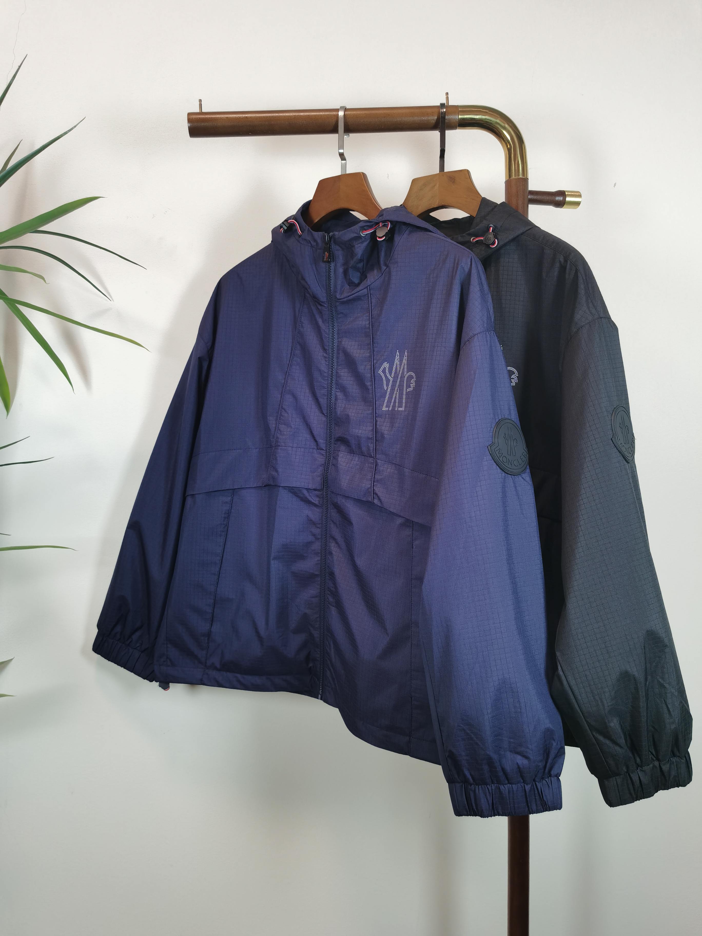 NO:539140,MONCLER Top quality The same style on the official website, complete with three standards!  2025 autumn and winter new men's jacket, fashionable and casual high-end version!  Customized fabrics in counters are impeccable in details, and the brand elements design concept reflects high quality. The feel is delicate and soft!  It is casually cut, with a great upper body style!  Color Black Blue Number of 48-56, Moncler, jackets & coats, jackets & coats, alexander wang19860909MONCLER 蒙口 顶级品质 官网同款,三标齐全！2025秋冬新款男士夹克外套,时尚休闲高端版本！专柜定制面料 细节无可挑剔,品牌元素设计理念,体现高品质.手感细腻柔软！呈现休闲裁剪,上身版型超赞！ 颜色 黑色 蓝色 码数48-56,,Moncler,jackets & coats,jackets & coats,alexander wang,Men's clothing