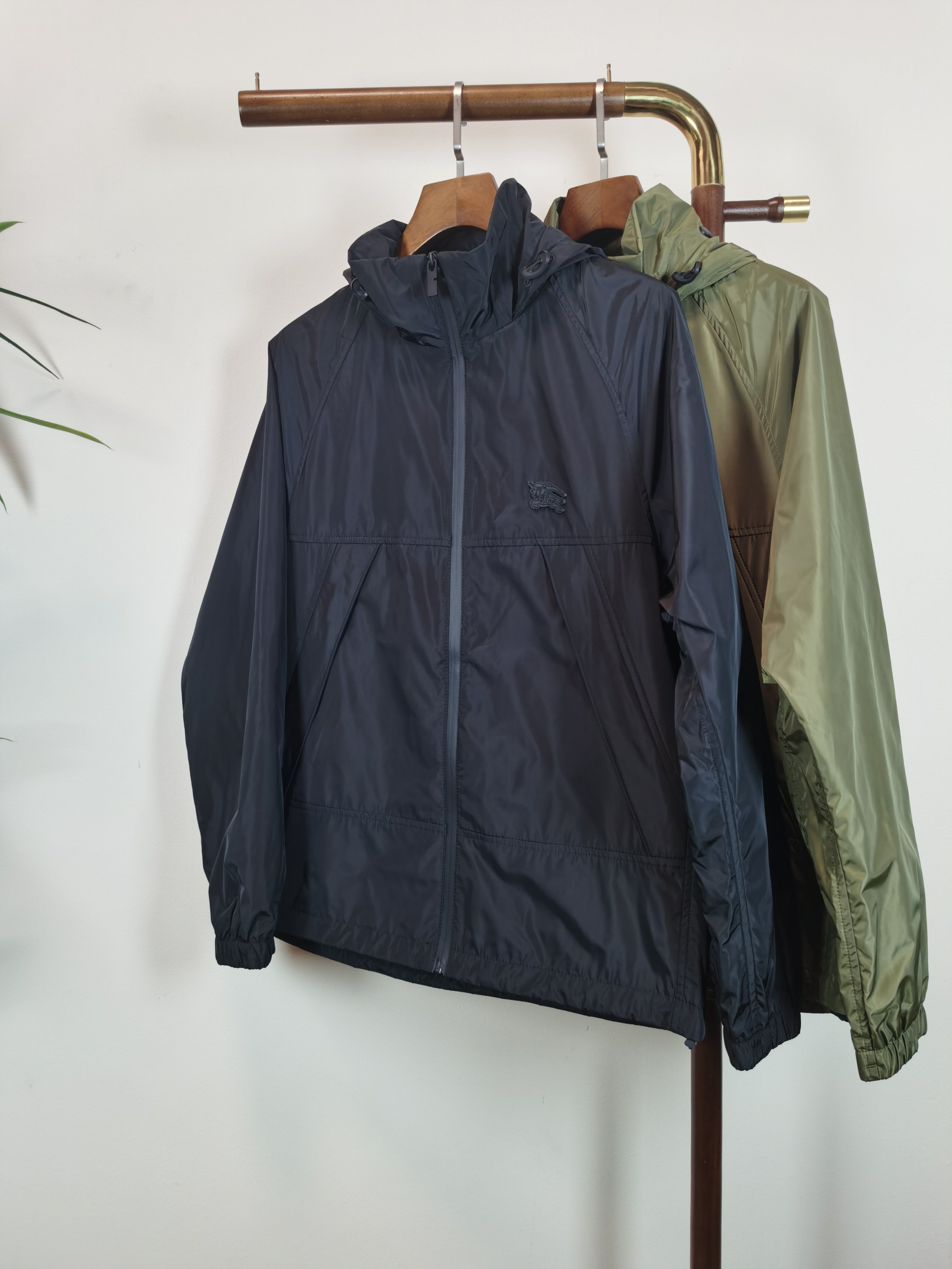 NO:524269,BBR Burberry exclusively offers the latest autumn and winter fashion jackets, a jacket with a classic design and great appearance, and the quality is even more unscrupulous. You can buy it directly, which is not to be mistaken for high-end products! Through the detailed pictures, you can feel its powerful aura, and the warm-concentration effect is significant, so you don’t have to worry about the chill at all! It is both fashionable and functional, and the whole style looks more luxurious and elegant! Color black green Size 48-56, Burberry, Jackets & coats, Jackets & coats, Alexander wang19860909BBR 巴宝莉独家客供最新秋冬时尚夹克,经典设计感与颜值爆棚的外套,品质更是无法挑剔品控可以直接入手,不容过错的高端臻品！通过细节图片便可感受到它强悍的气场,聚温保暖效果显著,完全不用担心会有一点寒意！时尚与功能性兼备,整款显得更加的奢华大气！ 颜色黑色 绿色 尺码48-56,,burberry,jackets & coats,jackets & coats,alexander wang,Men's clothing