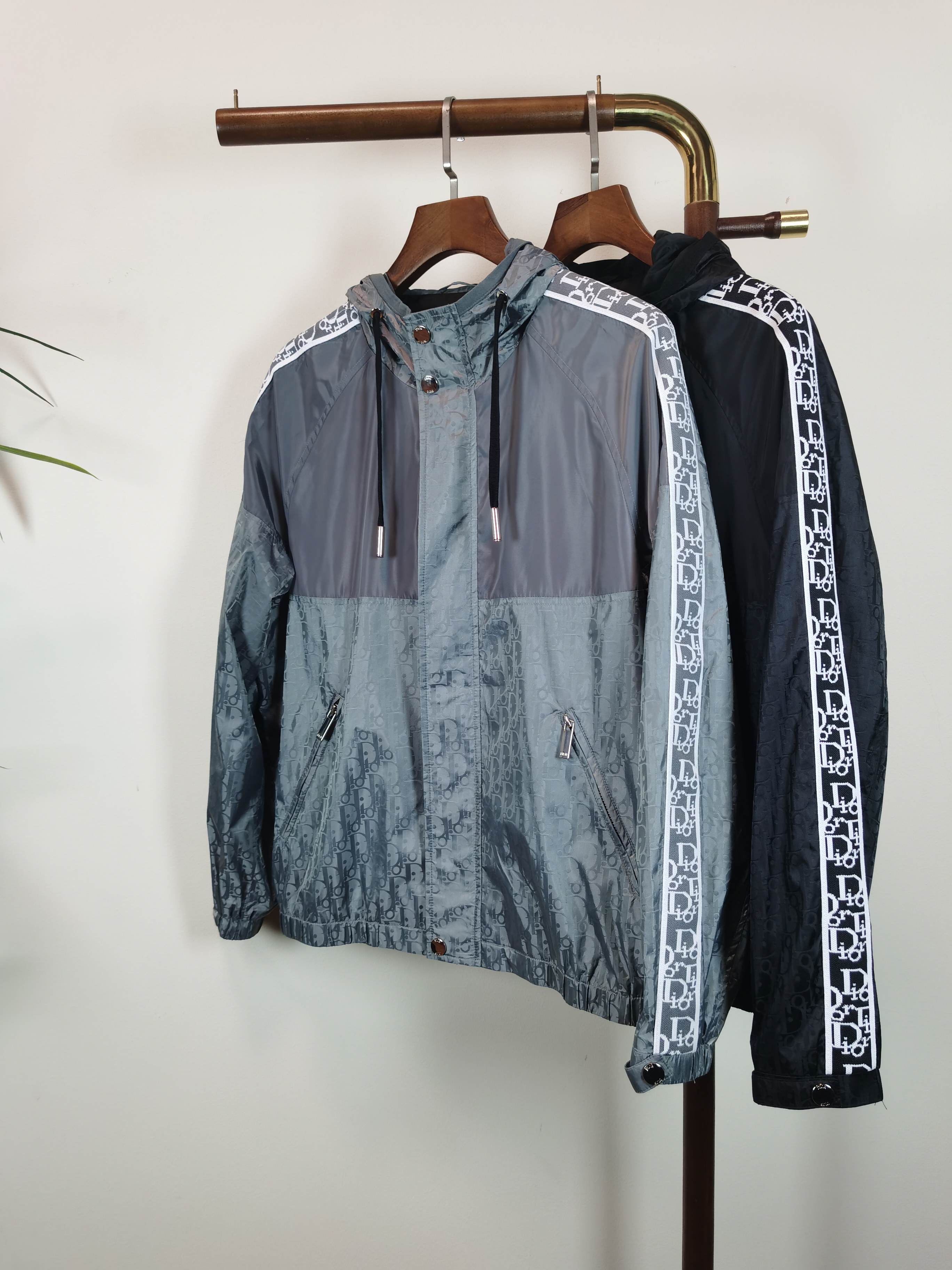 NO:541128,Dior exclusively offers the latest autumn and winter fashion jackets, classic design and superb jackets, quality that cannot be picked and quality control can be purchased directly, and high-end products that cannot be missed! Through the detailed pictures, you can feel its powerful aura, and the effect of gathering and keeping warm is significant. There is no need to worry about the chill at all! It is both fashionable and functional, and the whole style looks more luxurious and elegant! Color black light blue Size 48-56,,dior,dior,jackets & coats,jackets & coats,alexander wang19860909Dior 迪奥 独家客供最新秋冬时尚夹克,经典设计感与颜值爆棚的外套,品质更是无法挑剔品控可以直接入手,不容过错的高端臻品！通过细节图片便可感受到它强悍的气场,聚温保暖效果显著,完全不用担心会有一点寒意！时尚与功能性兼备,整款显得更加的奢华大气！ 颜色黑色 浅蓝 尺码48-56,,dior,dior,jackets & coats,jackets & coats,alexander wang,Men's clothing