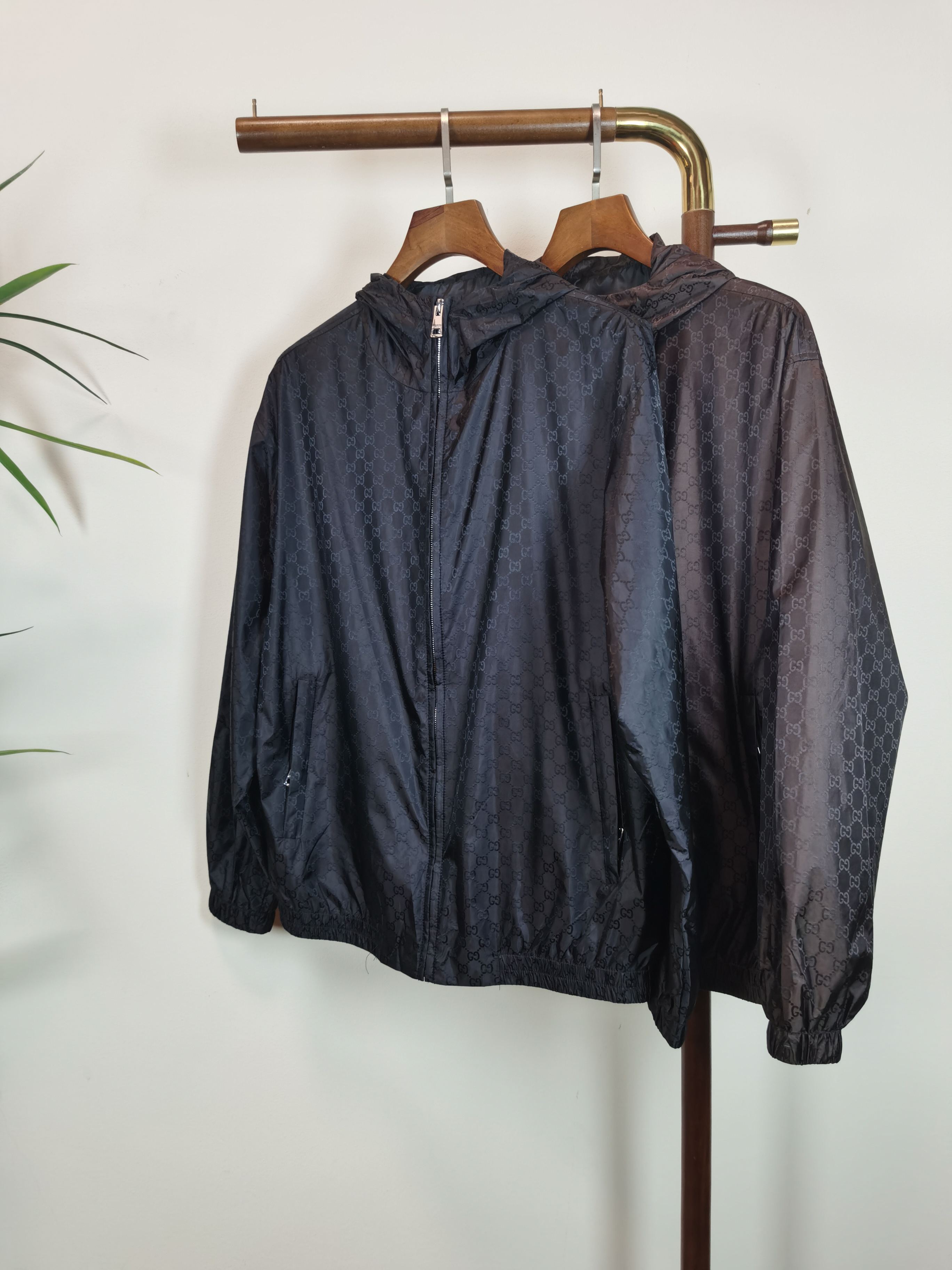 NO:547838,Gucci ss's new autumn and winter style is released. The Gucci jacket is paired with a double GG letter jacquard fabric for autumn. The granular fleece fabric is comfortable, comfortable and slim. It is lazy and casual. Combined with clean and simple colors, it is particularly pleasing to look at and is suitable for daily wear. It is full of enthusiasm to launch sports items embellishing and energetic prints!  Color black brown Size 48-56, gucci,gucci,jackets & coats,jackets & coats,alexander wang19860909Gucci ss秋冬新款发布古驰夹克外套,双GG字母提花面料搭秋季爆款外套,颗粒绒面料穿上就是舒适自在又显瘦的存在,慵懒而随性,结合干净简单的色系就特别耐看,适合日常穿着~倾情推出缀饰活力印花的运动单品！ 颜色黑色 咖色 尺码48-56,,gucci,gucci,jackets & coats,jackets & coats,alexander wang,Men's clothing