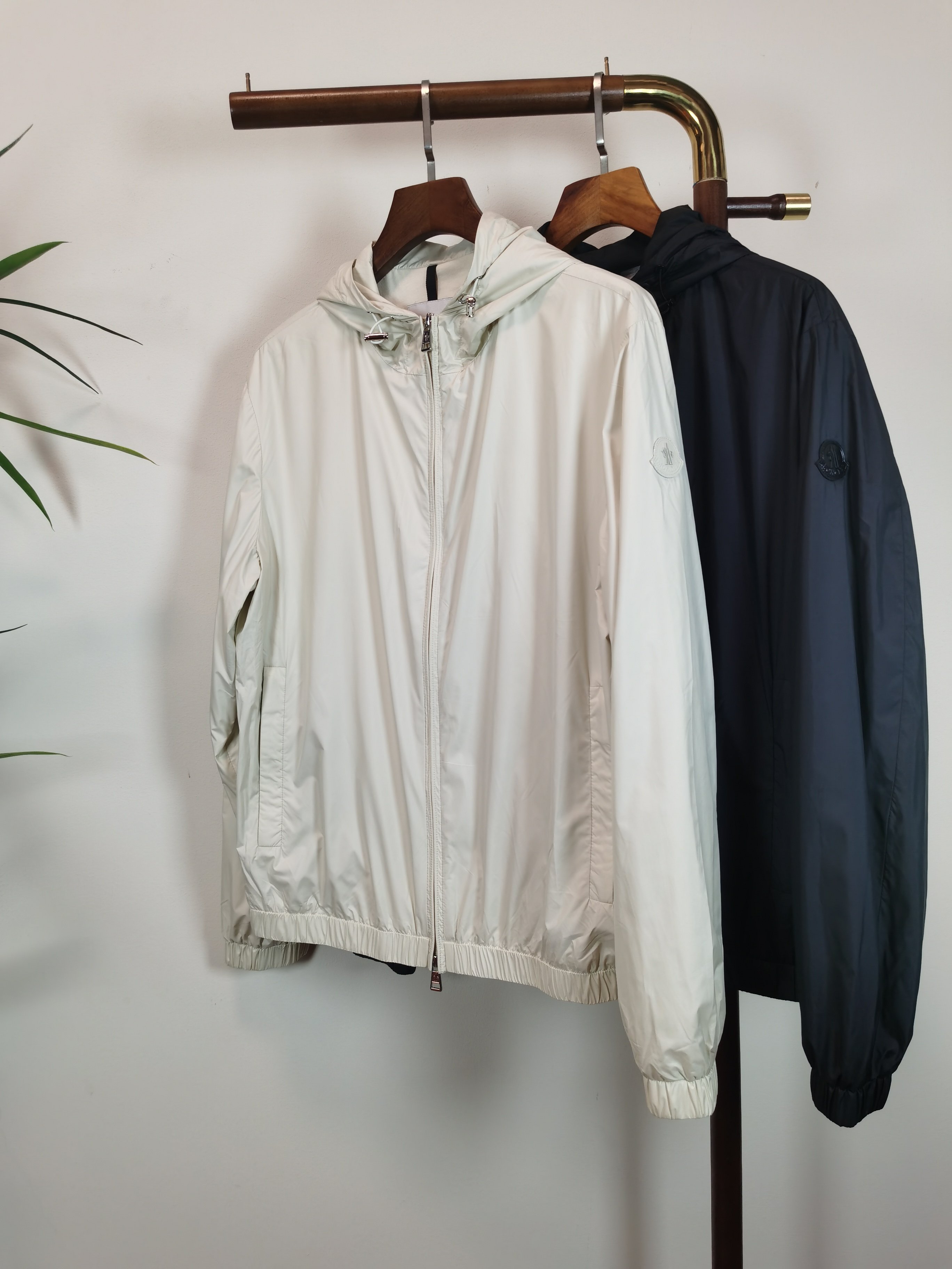 NO:541135,MONCLER Top quality The same style on the official website, complete with three standards!  2025 autumn and winter new men's jacket, fashionable and casual high-end version!  Customized fabrics in counters are impeccable in details, and the brand elements design concept reflects high quality. The feel is delicate and soft!  It is casually cut, with a great upper body style!  Color Black White Number of 48-56, Moncler, jackets & coats, jackets & coats, alexander wang19860909MONCLER 蒙口 顶级品质 官网同款,三标齐全！2025秋冬新款男士夹克外套,时尚休闲高端版本！专柜定制面料 细节无可挑剔,品牌元素设计理念,体现高品质.手感细腻柔软！呈现休闲裁剪,上身版型超赞！ 颜色 黑色 白色 码数48-56,,Moncler,jackets & coats,jackets & coats,alexander wang,Men's clothing