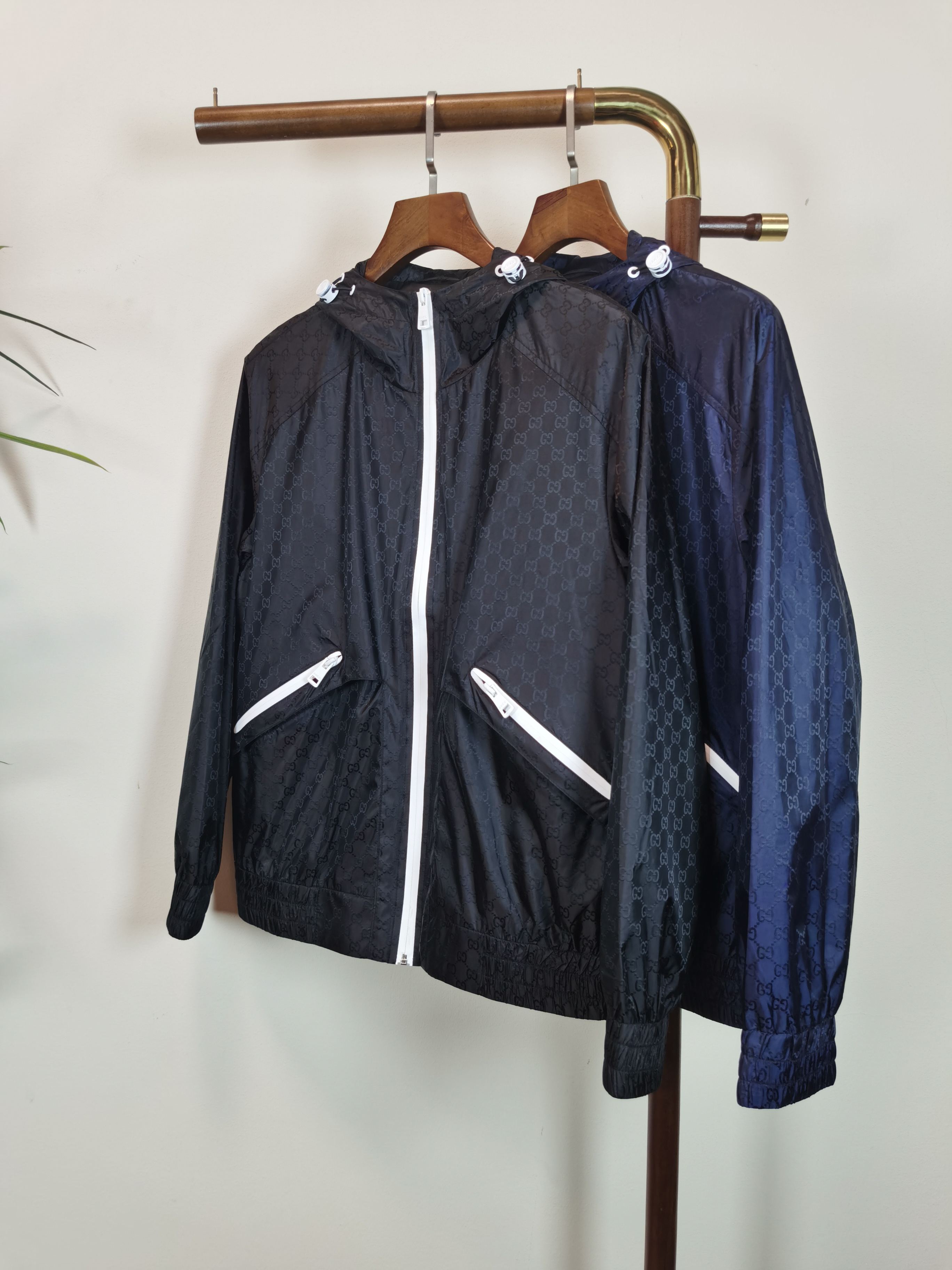 NO:547798,Gucci ss's new autumn and winter style is released. The Gucci jacket is paired with a double GG letter jacquard fabric for autumn. The granular fleece fabric is comfortable, comfortable and slim. It is lazy and casual. Combined with clean and simple colors, it is particularly pleasing to look at and is suitable for daily wear. It is full of enthusiasm to launch sports items embellishing and energetic prints!  Color black blue Size 48-56, gucci,gucci,jackets & coats,jackets & coats,alexander wang19860909Gucci ss秋冬新款发布古驰夹克外套,双GG字母提花面料搭秋季爆款外套,颗粒绒面料穿上就是舒适自在又显瘦的存在,慵懒而随性,结合干净简单的色系就特别耐看,适合日常穿着~倾情推出缀饰活力印花的运动单品！ 颜色黑色 蓝色 尺码48-56,,gucci,gucci,jackets & coats,jackets & coats,alexander wang,Men's clothing