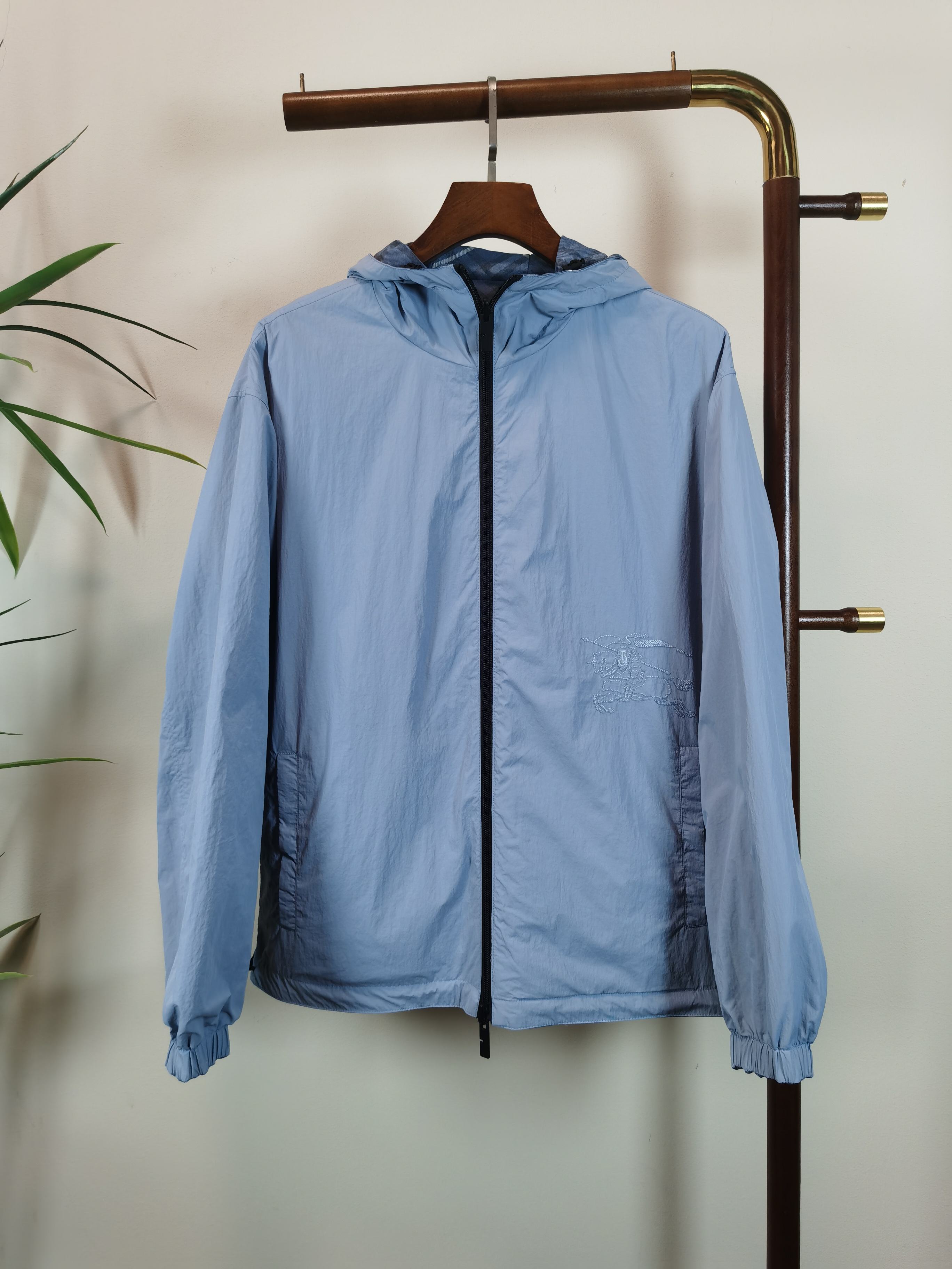 NO:541134,BBR Burberry Double-sided jacket Top quality The same style on the official website, complete with three standards!  2025 autumn and winter new men's hooded jacket, with an embroidered war horse logo in front, fashionable and casual high-end version!  Customized fabrics in counters are impeccable in details, and the brand elements design concept reflects high quality. The feel is delicate and soft!  It is casually cut, with a great upper body style!  Count 48-56, burberry, jackets & coats, hats, alexander wang19860909BBR 巴宝莉 双面穿外套 顶级品质 官网同款,三标齐全！2025秋冬新款男士连帽外套,前有刺绣战马大logo 时尚休闲高端版本！专柜定制面料 细节无可挑剔,品牌元素设计理念,体现高品质.手感细腻柔软！呈现休闲裁剪,上身版型超赞！ 码数48-56,,burberry,jackets & coats,hats,alexander wang,Men's clothing