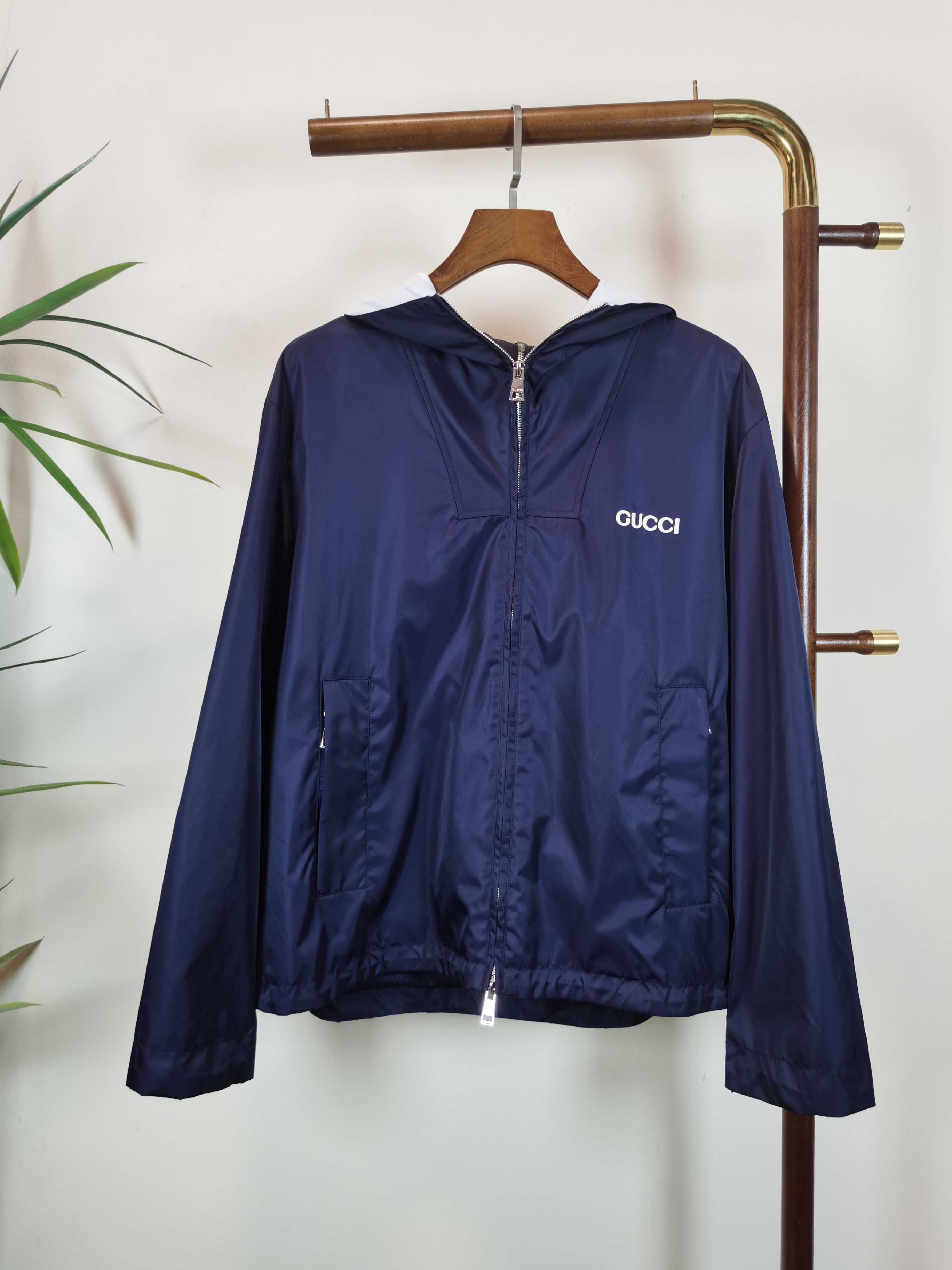 NO:549398,GUCCI Gucci 2025 autumn and winter new men's logo jacket, fashionable and casual high-end version!  Customized fabrics for counters are breathable and comfortable, with impeccable details, and the brand element design concept reflects high quality. The feel is delicate and soft!  It is casually cut, with a great upper body style!  Color blue code number 48-56, gucci,gucci,jackets & coats,jackets & coats,alexander wang19860909GUCCI 古驰 2025秋冬新款男士logo夹克外套,时尚休闲高端版本！专柜定制面料 透气舒适度高,细节无可挑剔,品牌元素设计理念,体现高品质.手感细腻柔软！呈现休闲裁剪,上身版型超赞！ 颜色蓝色 码数48-56,,gucci,gucci,jackets & coats,jackets & coats,alexander wang,Men's clothing