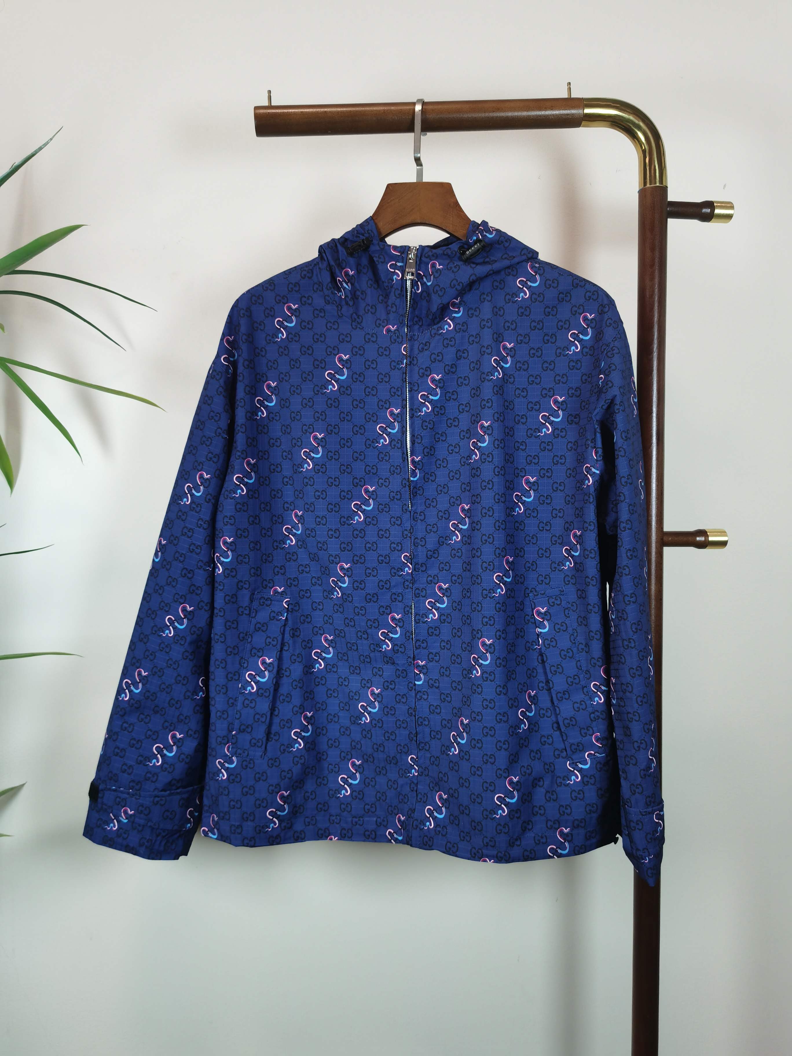 NO:539126,GUCCI Gucci 2025 autumn and winter new men's logo jacket, fashionable and casual high-end version!  Customized fabrics for counters are breathable and comfortable, with impeccable details, and the brand element design concept reflects high quality. The feel is delicate and soft!  It is casually cut, with a great upper body style!  Color blue code number 48-56, gucci,gucci,jackets & coats,jackets & coats,alexander wang19860909GUCCI 古驰 2025秋冬新款男士logo夹克外套,时尚休闲高端版本！专柜定制面料 透气舒适度高,细节无可挑剔,品牌元素设计理念,体现高品质.手感细腻柔软！呈现休闲裁剪,上身版型超赞！ 颜色蓝色 码数48-56,,gucci,gucci,jackets & coats,jackets & coats,alexander wang,Men's clothing