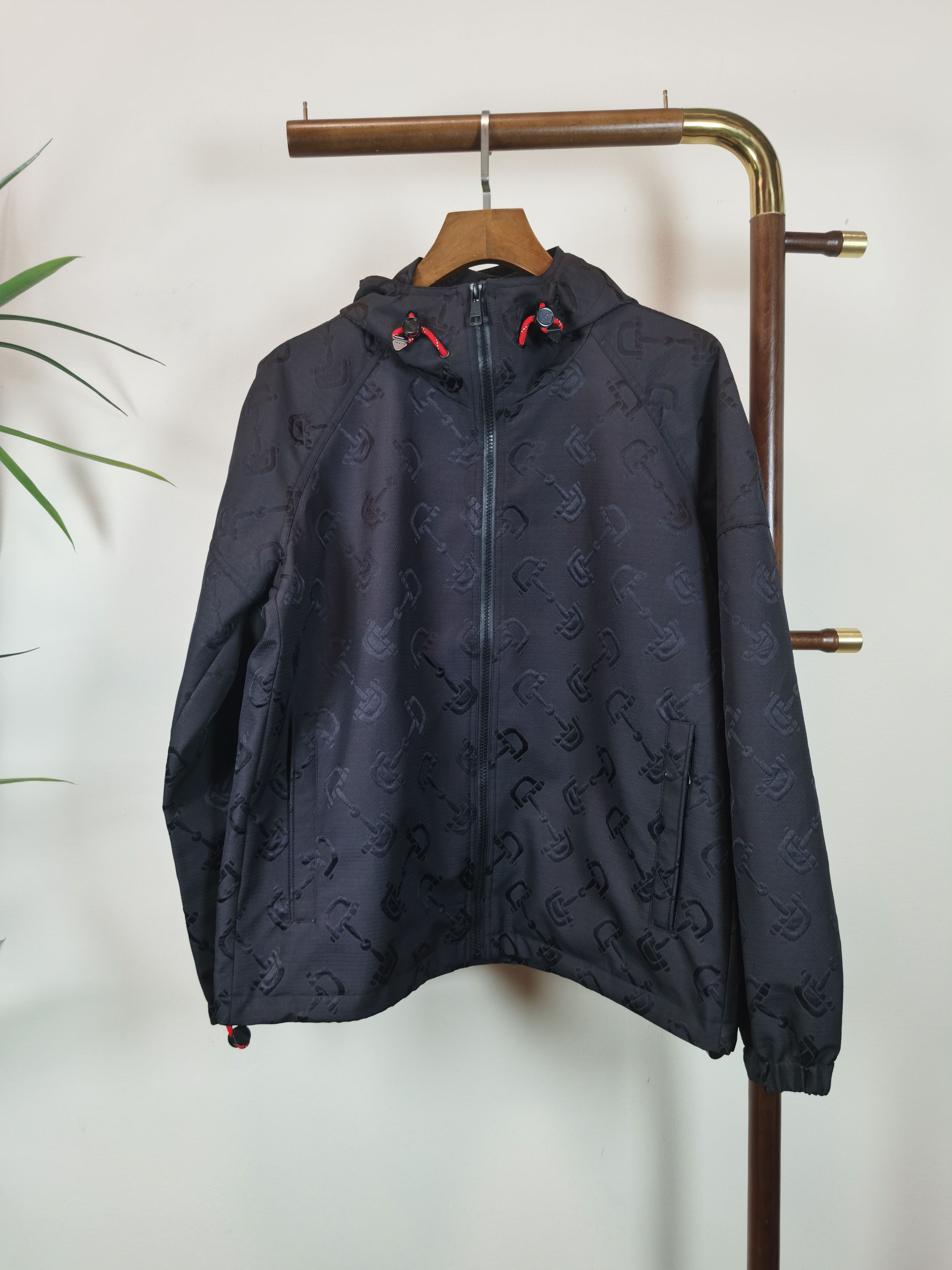 NO:539143,GUCCI Gucci 2025 autumn and winter new men's logo jacket, fashionable and casual high-end version!  Customized fabrics for counters are breathable and comfortable, with impeccable details, and the brand element design concept reflects high quality. The feel is delicate and soft!  It is casually cut, with a great upper body style!  Color black code number 48-56, gucci,gucci,jackets & coats,jackets & coats,alexander wang19860909GUCCI 古驰 2025秋冬新款男士logo夹克外套,时尚休闲高端版本！专柜定制面料 透气舒适度高,细节无可挑剔,品牌元素设计理念,体现高品质.手感细腻柔软！呈现休闲裁剪,上身版型超赞！ 颜色黑色 码数48-56,,gucci,gucci,jackets & coats,jackets & coats,alexander wang,Men's clothing