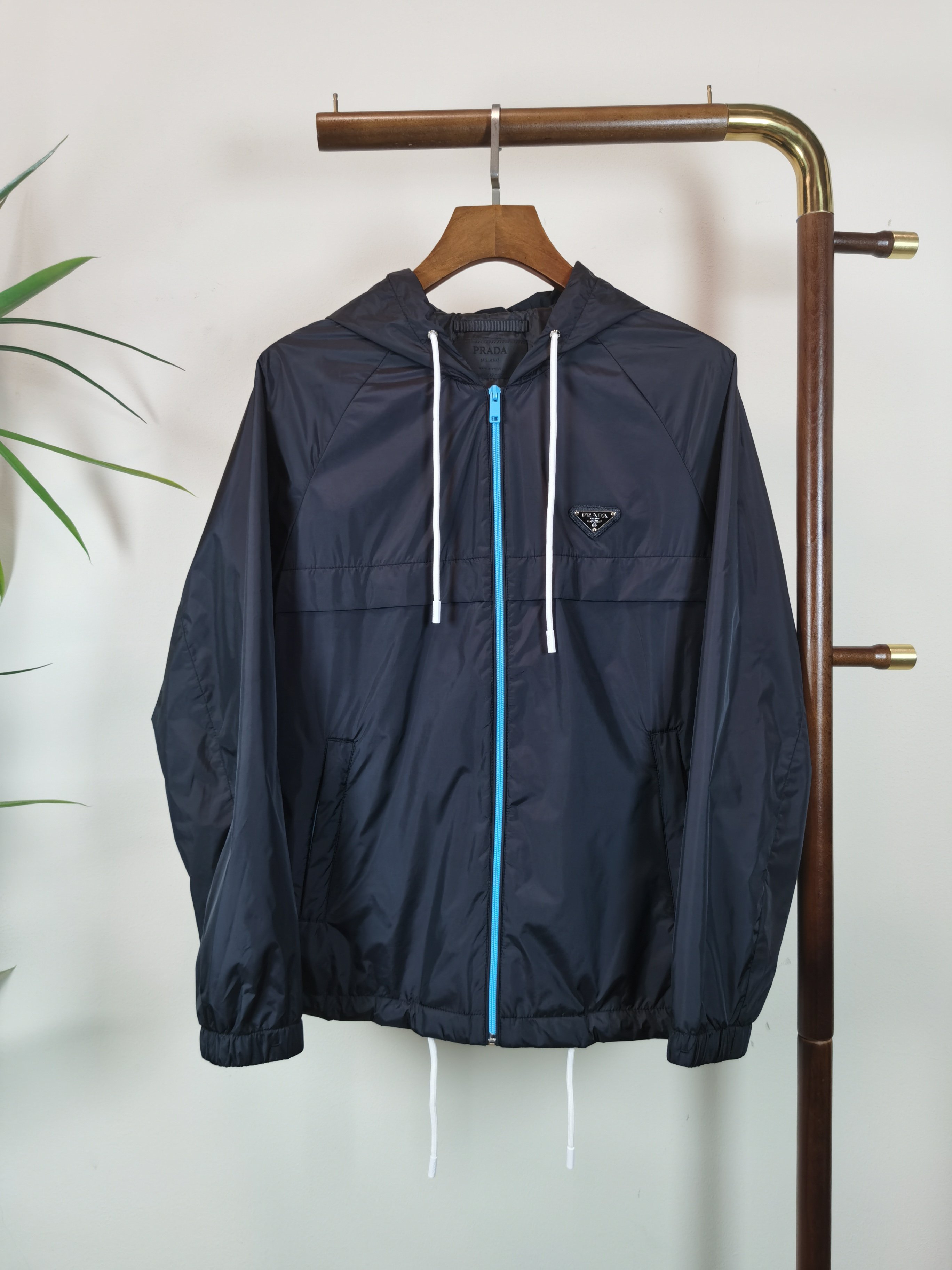 NO:541137,Prada, Prada 25 Spring New Products, Nylon Triangle Logo Zipper Jacket Hooded Jacket, Re-Nylon Recycled Nylon Material, a versatile and hot item that must be popular every quarter!  Durable and flexible, capable of most environments in daily commuting and outdoors. Simple and capable tailoring, whether for light sports enthusiasts or daily commuting, this jacket is a good choice. It evokes sports vitality, has a hot spot and its own charm. Prad*'s iconic metal triangle logo, paired with a regular body style, creates a high-end texture that is broad and skeleton-free but not stiff. Color blue Size 48-56,,prada,prada,jackets & coats,jackets & coats,hats,alexander wang19860909Prada、普拉达 25开春新品 尼龙三角标logo拉链夹克连帽外套 ,Re-Nylon 再生尼龙材质,每个季度必火的百搭爆款单品！ 耐用灵活性高,能胜任日常通勤和户外的绝大部分环境,简单干练的剪裁,不管是轻度运动爱好者还是日常通勤 这款外套都是较好的选择. 唤起运动活力,很有热点和自己的韵味,Prad*标志性的金属三角徽标,搭配常规的衣身版型,营造出挺阔有骨架却不僵硬的高级质感. 颜色蓝色 尺码48-56,,prada,prada,jackets & coats,jackets & coats,hats,alexander wang,Men's clothing