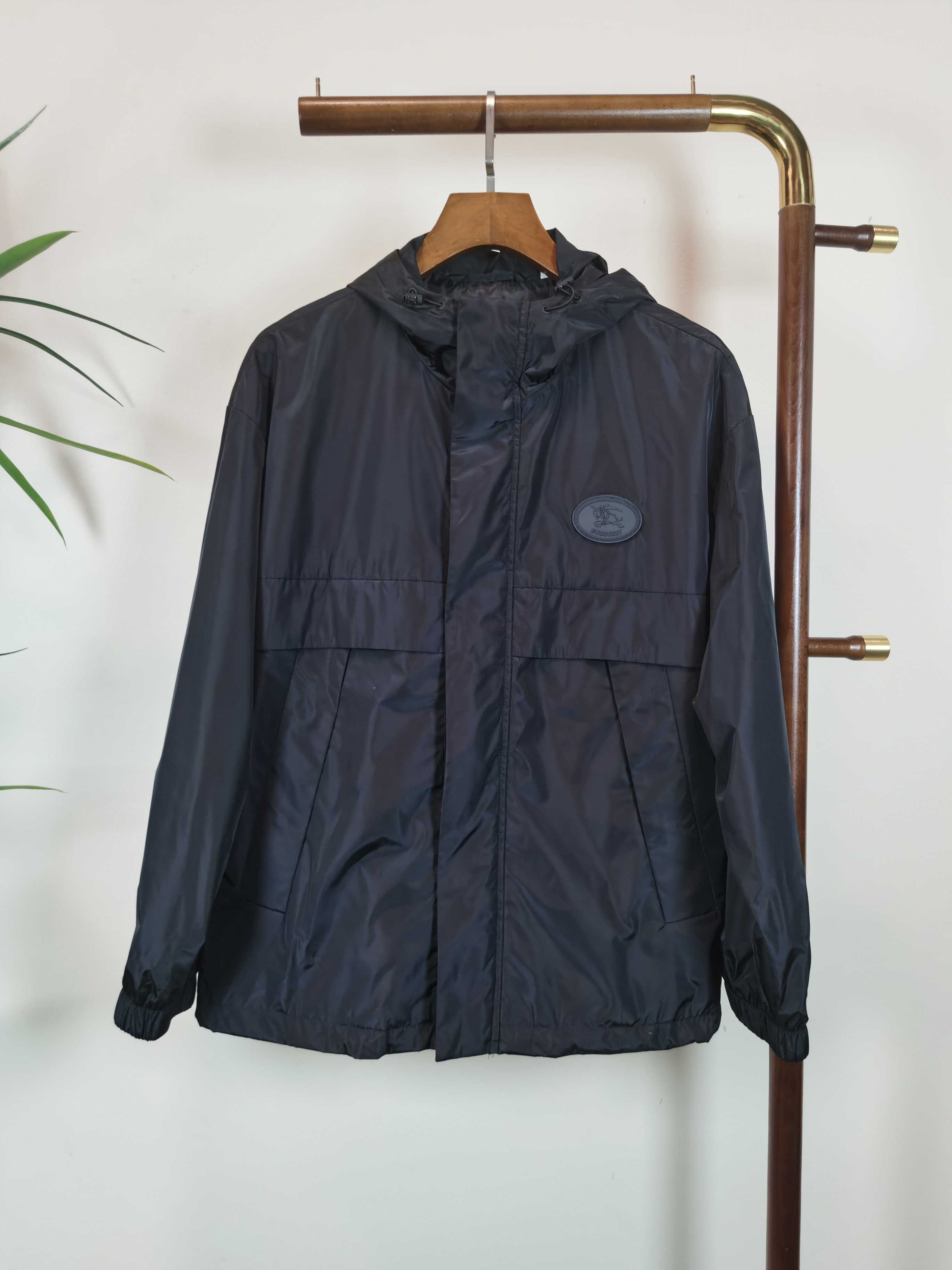 NO:541139,BBR Burberry Top Quality The same model on the official website, complete with three standards!  2025 autumn and winter new men's hooded jacket, with an embroidered war horse logo in front, fashionable and casual high-end version!  Customized fabrics in counters are impeccable in details, and the brand elements design concept reflects high quality. The feel is delicate and soft!  It is casually cut, with a great upper body style!  Color black code number 48-56, burberry, jackets & coats,hats,alexander wang19860909BBR 巴宝莉 顶级品质 官网同款,三标齐全！2025秋冬新款男士连帽外套,前有刺绣战马大logo 时尚休闲高端版本！专柜定制面料 细节无可挑剔,品牌元素设计理念,体现高品质.手感细腻柔软！呈现休闲裁剪,上身版型超赞！ 颜色黑色 码数48-56,,burberry,jackets & coats,hats,alexander wang,Men's clothing