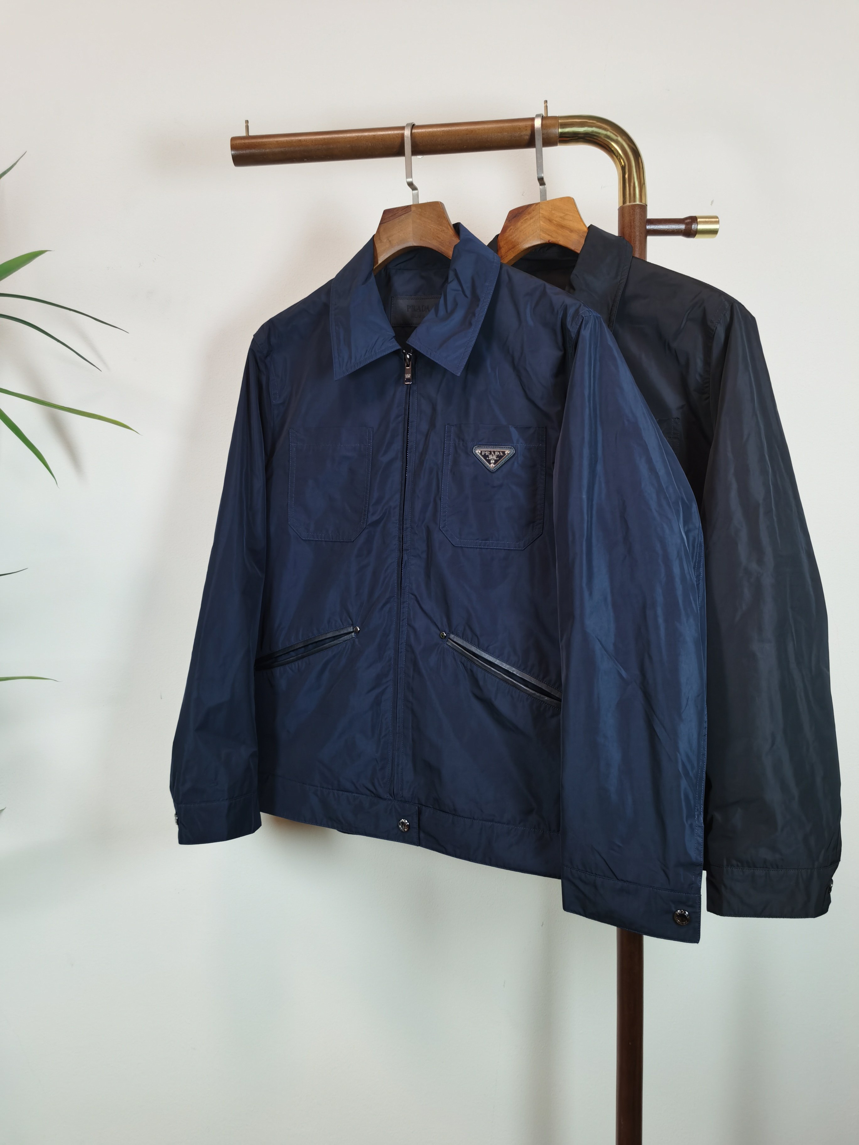 NO:547796,PRADA Top quality The same model on the official website, complete with three standards!  2025 autumn and winter new men's jacket, with metal triangle logo on the front, fashionable and casual high-end version!  Customized fabrics in counters are impeccable in details, and the brand elements design concept reflects high quality. The feel is delicate and soft!  It is casually cut, with a great upper body style!  Color blue black code number 48-56, prada, prada, jackets & coats, alexander wang19860909PRADA 普拉达 顶级品质 官网同款,三标齐全！2025秋冬新款男士外套,前有金属三角标logo 时尚休闲高端版本！专柜定制面料 细节无可挑剔,品牌元素设计理念,体现高品质.手感细腻柔软！呈现休闲裁剪,上身版型超赞！ 颜色蓝色 黑色 码数48-56,,prada,prada,jackets & coats,alexander wang,Men's clothing