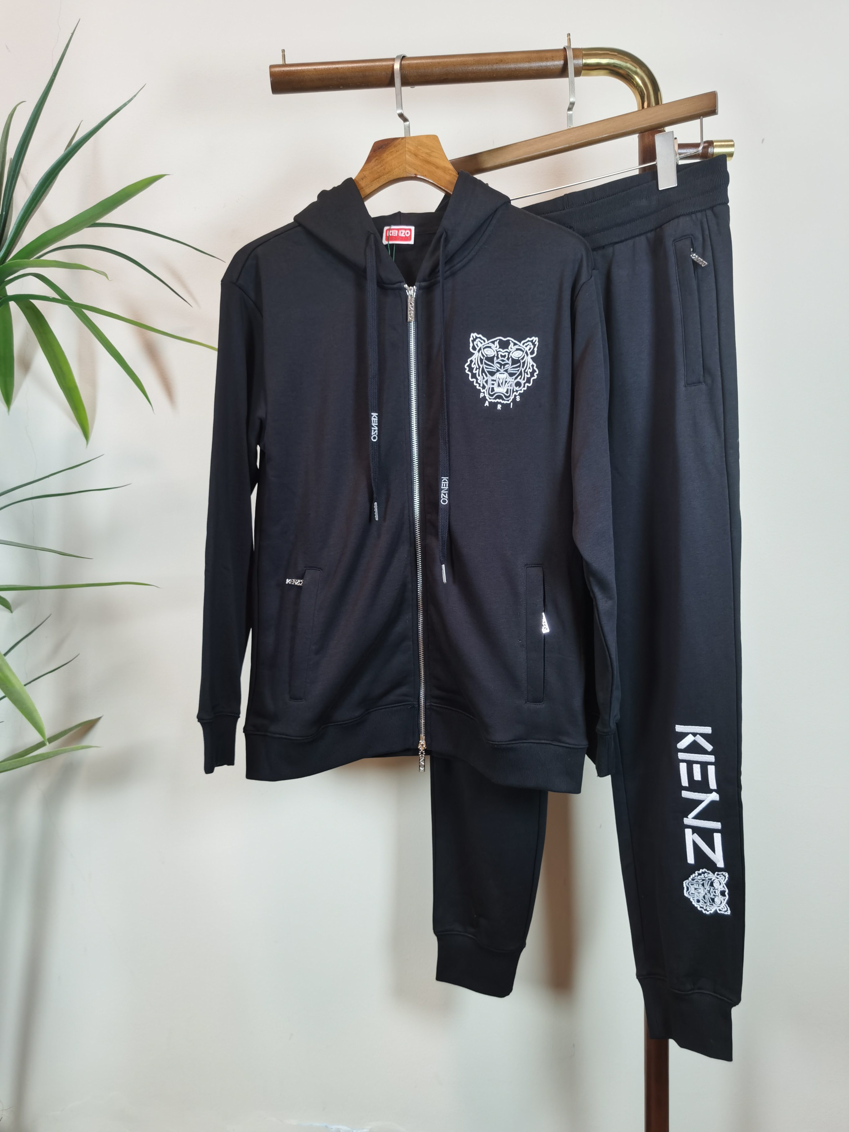 NO:538192,Set KENZO Tiger Head Exclusive 2025 autumn and winter new counter with the same autumn and winter suit, full of high-end feel!  The details are exquisite and high-end, and the workmanship is impeccable!  Imported fabrics are three-dimensional, exquisite and delicate. The original high-end double-sided jersey fabrics are very high-end!  Original zipper!  The fabric is crisp, wrinkle-resistant, wear-resistant, moisture absorption, quick drying and breathable, neat and stylish. Color black. Number M-3XL, alexander wang19860909套装 KENZO 老虎头 独家客供2025秋冬新款专柜同款秋冬套装,高级感满满！细节精致高档,做工无可挑剔！进口面料 立体精致细腻.原版高端双面平纹针织面料很显高级！原版拉链！面料挺括抗皱耐磨,吸湿速干透气,利落有型. 颜色黑色 码数M-3XL,,alexander wang,Men's clothing