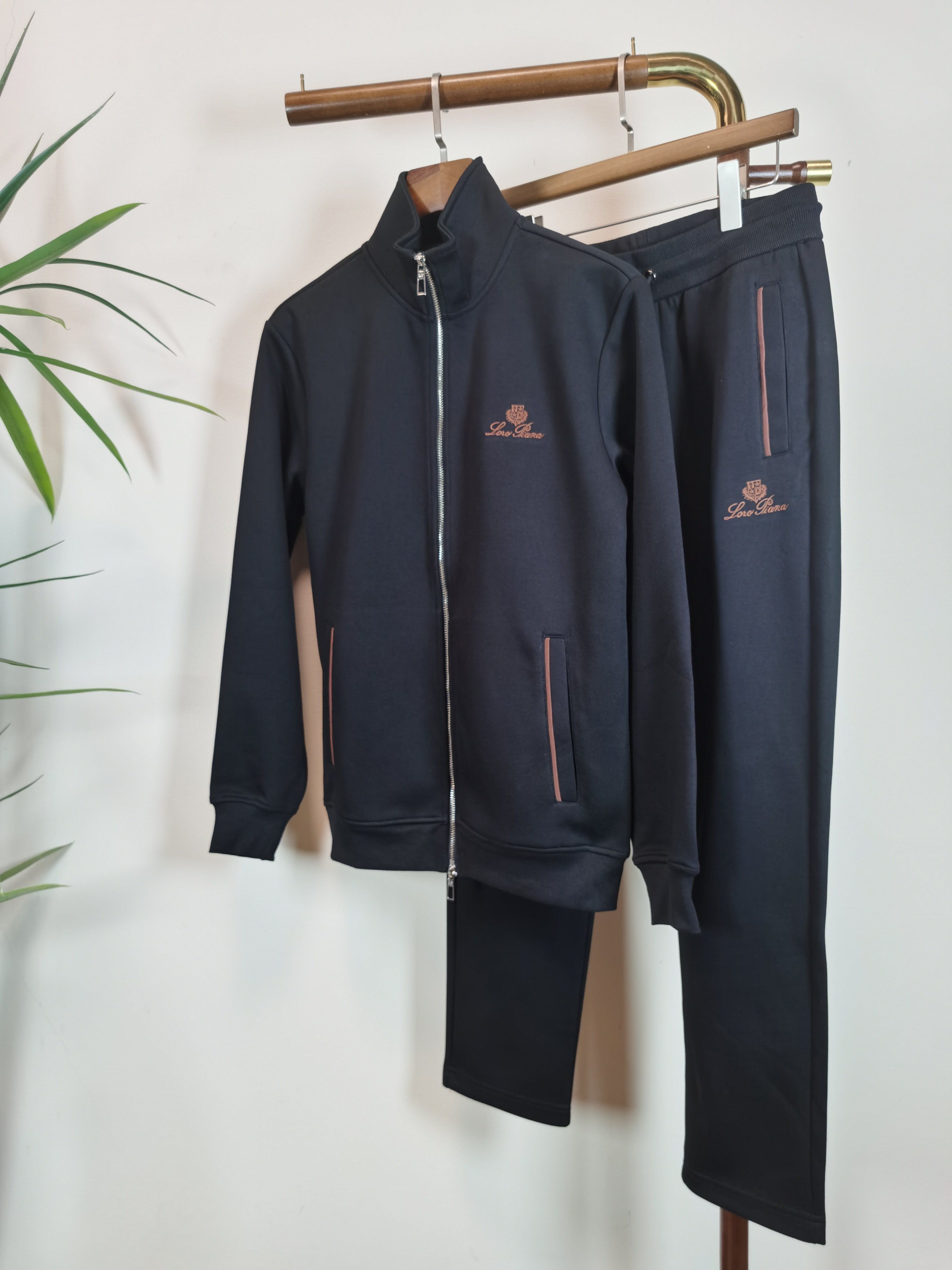 NO:538176,Set LP exclusive customer supply 2025 autumn and winter new counter with the same autumn and winter suit, full of high-end feel!  The details are exquisite and high-end, and the workmanship is impeccable!  Imported fabrics are three-dimensional, exquisite and delicate. The original high-end double-sided jersey fabrics are very high-end!  Original zipper!  The fabric is crisp, wrinkle-resistant, wear-resistant, moisture absorption, quick drying and breathable, neat and stylish. Color black. Number M-3XL, loro piano, alexander wang19860909套装 LP独家客供2025秋冬新款专柜同款秋冬套装,高级感满满！细节精致高档,做工无可挑剔！进口面料 立体精致细腻.原版高端双面平纹针织面料很显高级！原版拉链！面料挺括抗皱耐磨,吸湿速干透气,利落有型. 颜色黑色 码数M-3XL,,loro piana,alexander wang,Men's clothing