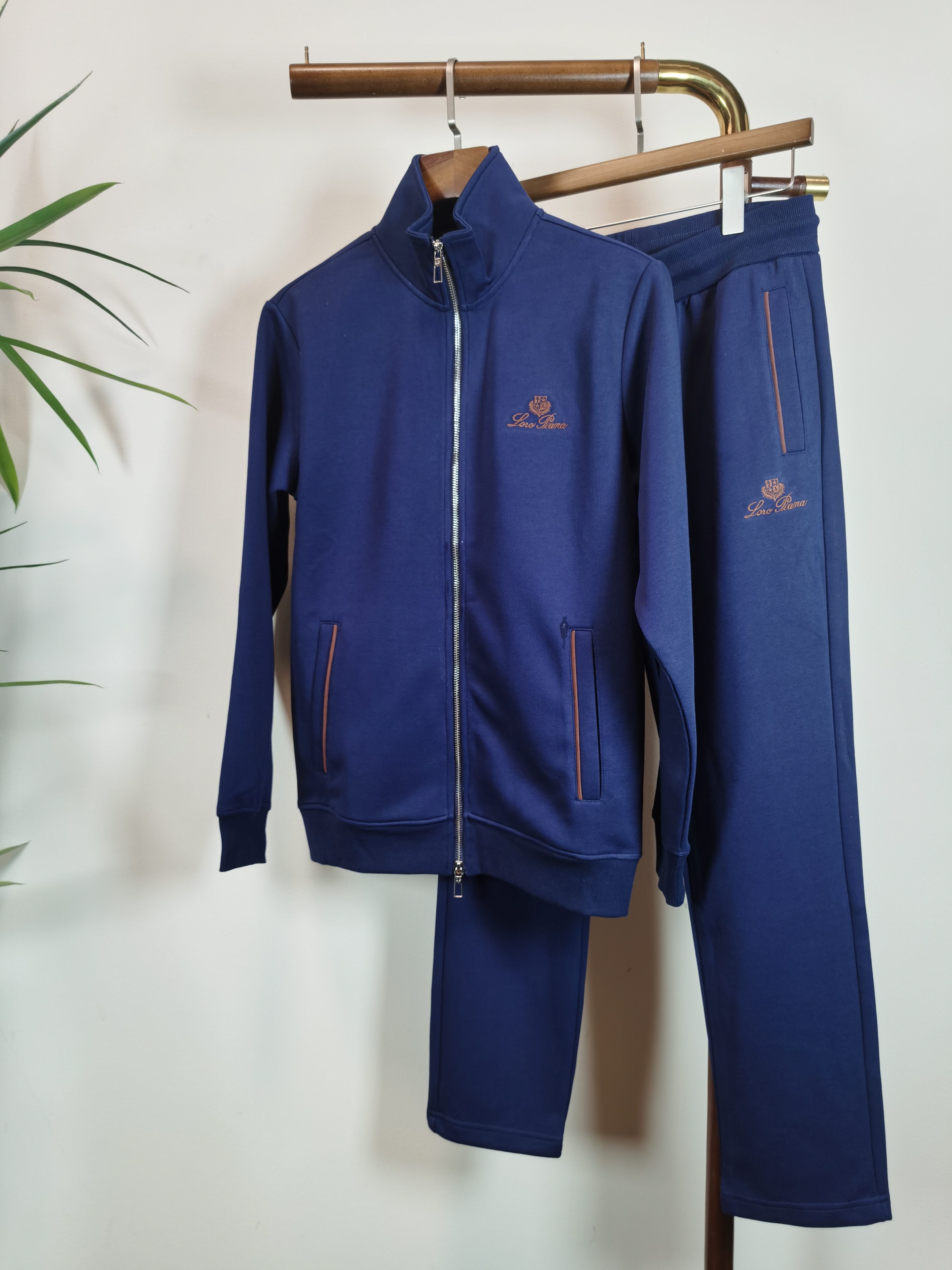 NO:538178,Set LP exclusive customer supply 2025 autumn and winter new counter with the same autumn and winter suit, full of high-end feel!  The details are exquisite and high-end, and the workmanship is impeccable!  Imported fabrics are three-dimensional, exquisite and delicate. The original high-end double-sided jersey fabrics are very high-end!  Original zipper!  The fabric is crisp, wrinkle-resistant, wear-resistant, moisture absorption, quick drying and breathable, neat and stylish. Color blue. Number of codes M-3XL, loro piano, alexander wang19860909套装 LP独家客供2025秋冬新款专柜同款秋冬套装,高级感满满！细节精致高档,做工无可挑剔！进口面料 立体精致细腻.原版高端双面平纹针织面料很显高级！原版拉链！面料挺括抗皱耐磨,吸湿速干透气,利落有型. 颜色蓝色 码数M-3XL,,loro piana,alexander wang,Men's clothing