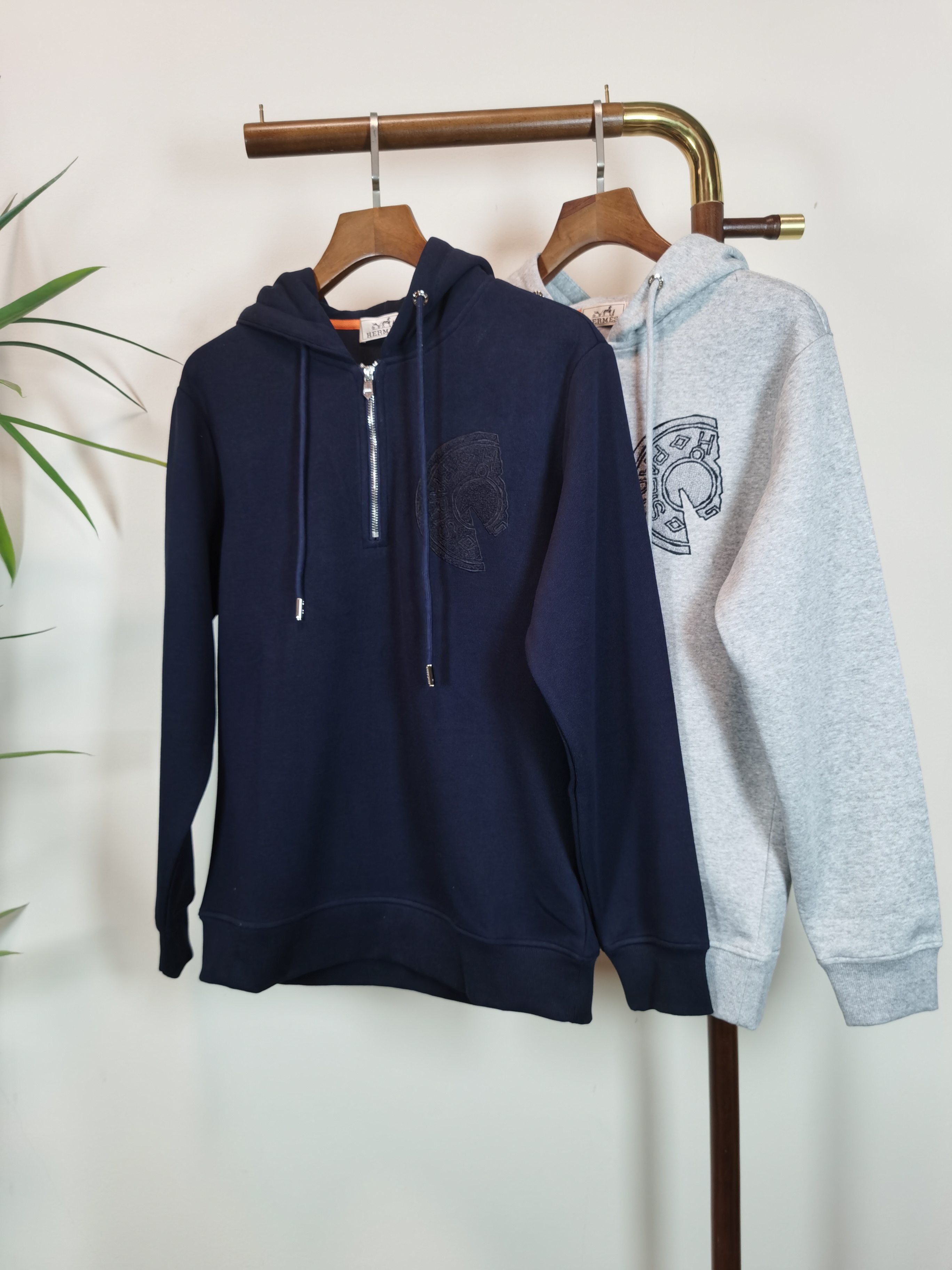 NO:538195,Hermès exclusively offers new original single men's casual zipper sweatshirts. High-end customization. High-end version. Fashionable and versatile imported fabric. Super soft and delicate touch. Comfortable and comfortable to wear. Warm and comfortable. High-end boutique. OEM factory made the top body very good. Men's essential items. Color gray blue. Number of code M-3XL,,hermes,hermes,hoodie,sweatshirts,alexander wang.19860909Hermès爱马仕独家专供新款原单男士休闲拉链卫衣 高端定制 高端版本 时尚百搭爆款进口面料 手感超柔软细腻 穿着亲肤舒适 保暖舒适 高端精品 代工厂精细做上身非常赞 男士必备单品 颜色灰色 蓝色 码数M-3XL,,hermes,hermes,hoodie,sweatshirts,alexander wang,Men's clothing