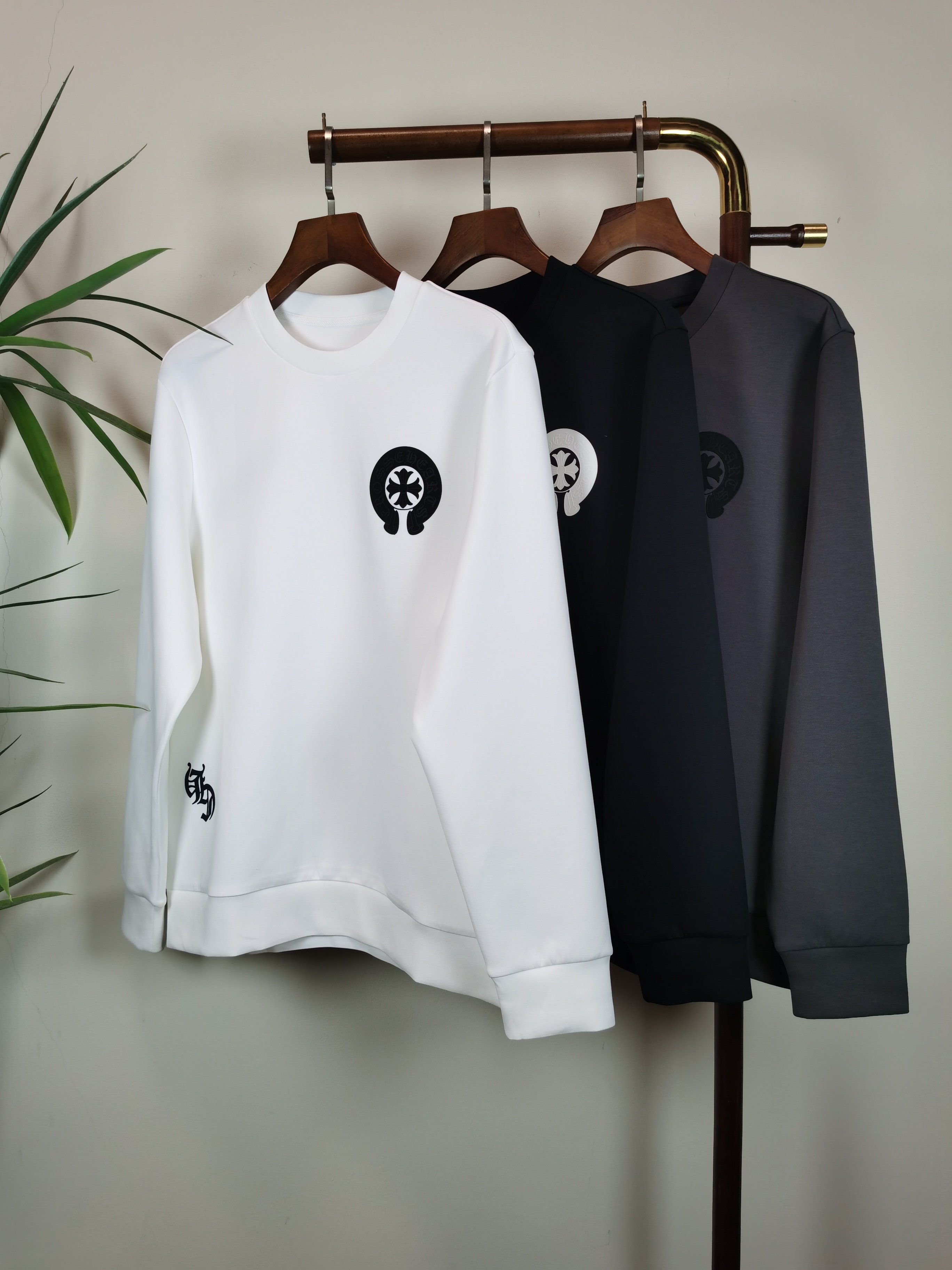 NO:549422,2025 new Croxin exclusively for new products Men's round neck long-sleeved T-shirts are made of air cotton fabrics, soft and delicate. Basic base shirts are indispensable for men's wardrobe. They can be matched with various clothing anytime and anywhere to meet your daily needs. The clothes are very simple and very low-key. Dear, buy them quickly. Standard version. Color black white gray. Number of M-3XL,,chrome hearts,tees, t-shirt,alexander wang198609092025新款克罗心 独家专供新品 男士圆领长袖T恤 采用空气棉面料 柔软细腻 男人的衣柜都少不了基础打底衫 随时随地都可以拿来搭配各种服饰 满足您日常生活需求 ,衣服设计非常的简洁 ,很是低调的设计 亲们赶紧入手 标准版型 颜色黑色 白色 灰色 码数M-3XL,,chrome hearts,tees，t-shirt,alexander wang,Men's clothing