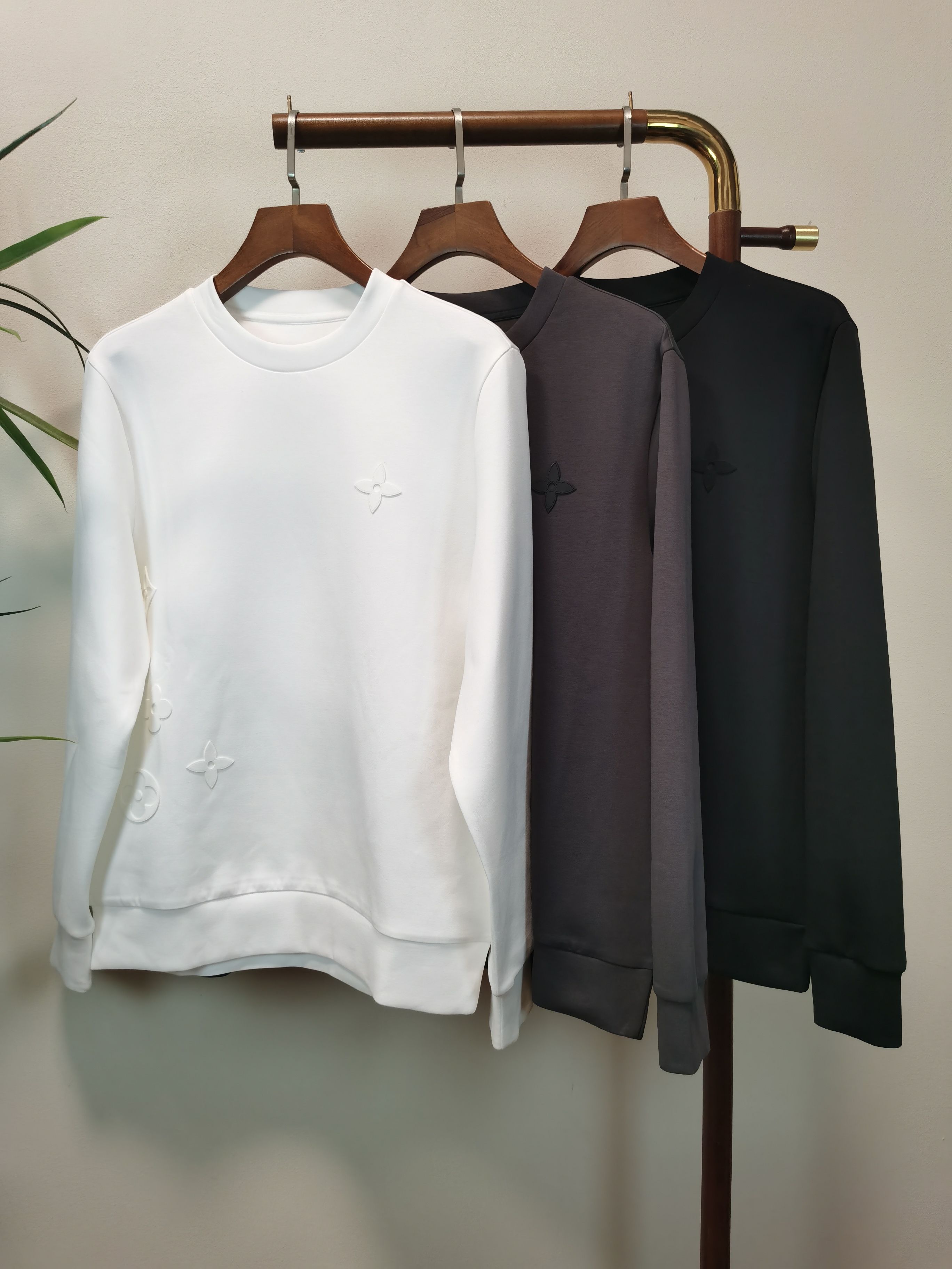 NO:549387,2025 new LV Louis Vuitton exclusive new product Men's round neck long-sleeved T-shirt Made of air cotton fabric, soft and delicate. Men's wardrobe is indispensable with basic base shirts. It can be used to match various clothing anytime and anywhere to meet your daily needs. The design of the clothes is very simple and low-key. Dear friends, hurry up and get it. Standard version Color black White coffee Size M-3XL, Louis Vuitton, Louis  vuitton,tees,t-shirt,alexander wang198609092025新款LV 路易威登 独家专供新品 男士圆领长袖T恤 采用空气棉面料 柔软细腻 男人的衣柜都少不了基础打底衫 随时随地都可以拿来搭配各种服饰 满足您日常生活需求 ,衣服设计非常的简洁 ,很是低调的设计 亲们赶紧入手 标准版型 颜色黑色 白色 咖色 码数M-3XL,,louis vuitton,louis vuitton,tees，t-shirt,alexander wang,Men's clothing