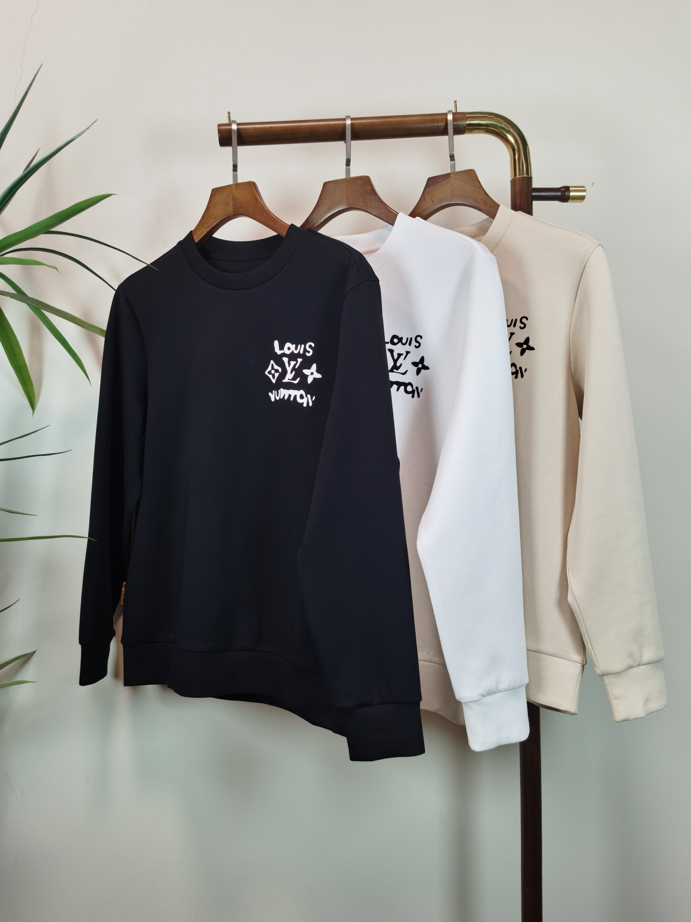 NO:549388,2025 new LV Louis Vuitton exclusively for new products Men's round neck long-sleeved T-shirts are made of air cotton fabrics, soft and delicate. Basic base shirts are indispensable for men's wardrobe. They can be matched with various clothing anytime and anywhere to meet your daily needs. The clothes are very simple and very low-key. Dear, buy them quickly. Standard version, color black, white, beige, code M-3XL,,louis vuitton,louis vuitton,tees,t-shirt,alexander wang198609092025新款LV 路易威登 独家专供新品 男士圆领长袖T恤 采用空气棉面料 柔软细腻 男人的衣柜都少不了基础打底衫 随时随地都可以拿来搭配各种服饰 满足您日常生活需求 ,衣服设计非常的简洁 ,很是低调的设计 亲们赶紧入手 标准版型 颜色黑色 白色 米色 码数M-3XL,,louis vuitton,louis vuitton,tees，t-shirt,alexander wang,Men's clothing