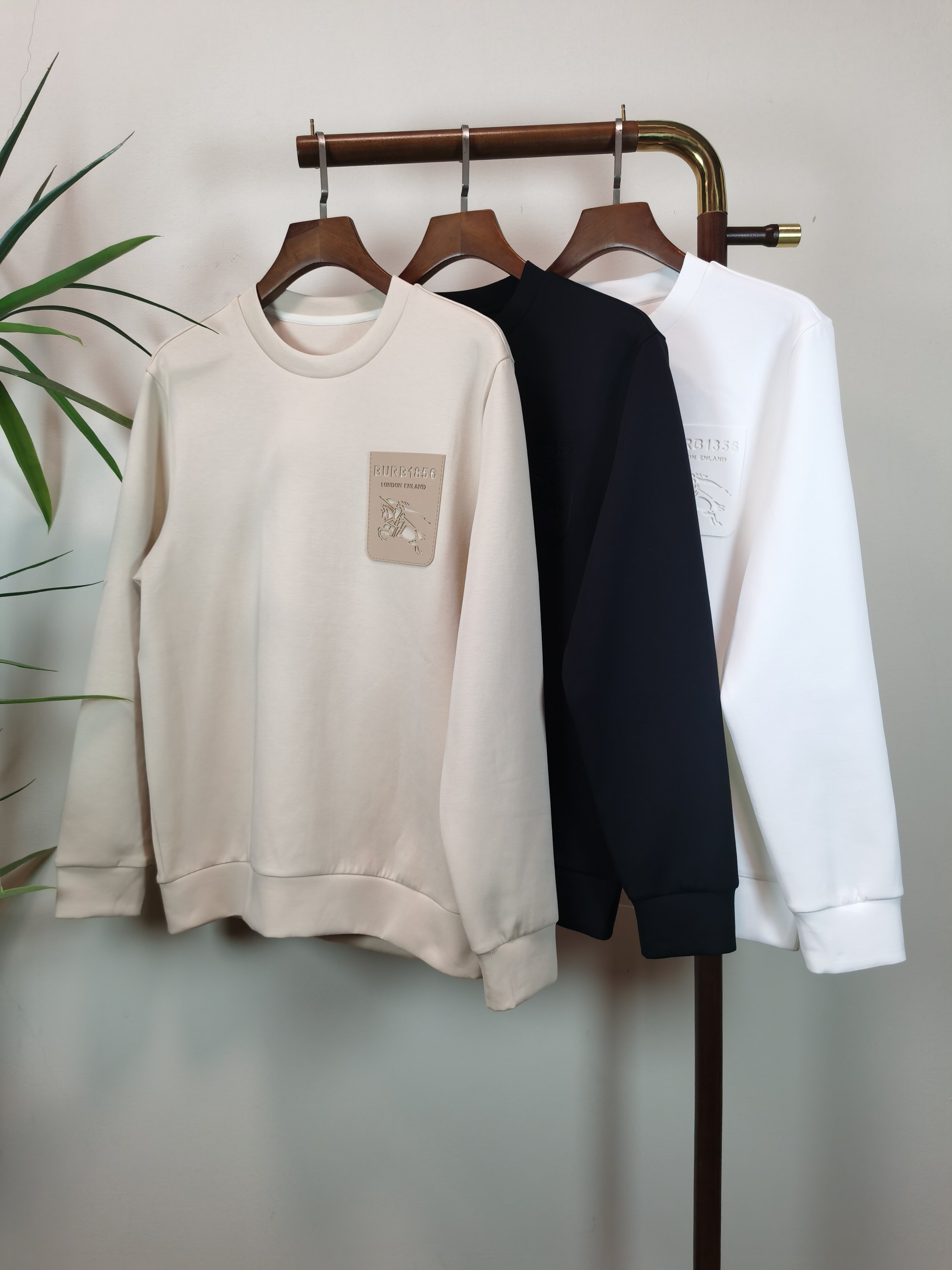 NO:550730,2025 new BBR Burberry exclusively for new products Men's round neck long-sleeved T-shirts are made of air cotton fabrics, soft and delicate. Basic base shirts are indispensable for men's wardrobe. They can be matched with various clothing anytime and anywhere to meet your daily needs. The clothes are very simple and very low-key. Dear, buy them quickly. Standard version, color black, white, beige, code M-3XL,,burberry,tees, t-shirt,alexander wang198609092025新款BBR 巴宝莉 独家专供新品 男士圆领长袖T恤 采用空气棉面料 柔软细腻 男人的衣柜都少不了基础打底衫 随时随地都可以拿来搭配各种服饰 满足您日常生活需求 ,衣服设计非常的简洁 ,很是低调的设计 亲们赶紧入手 标准版型 颜色黑色 白色 米色 码数M-3XL,,burberry,tees，t-shirt,alexander wang,Men's clothing