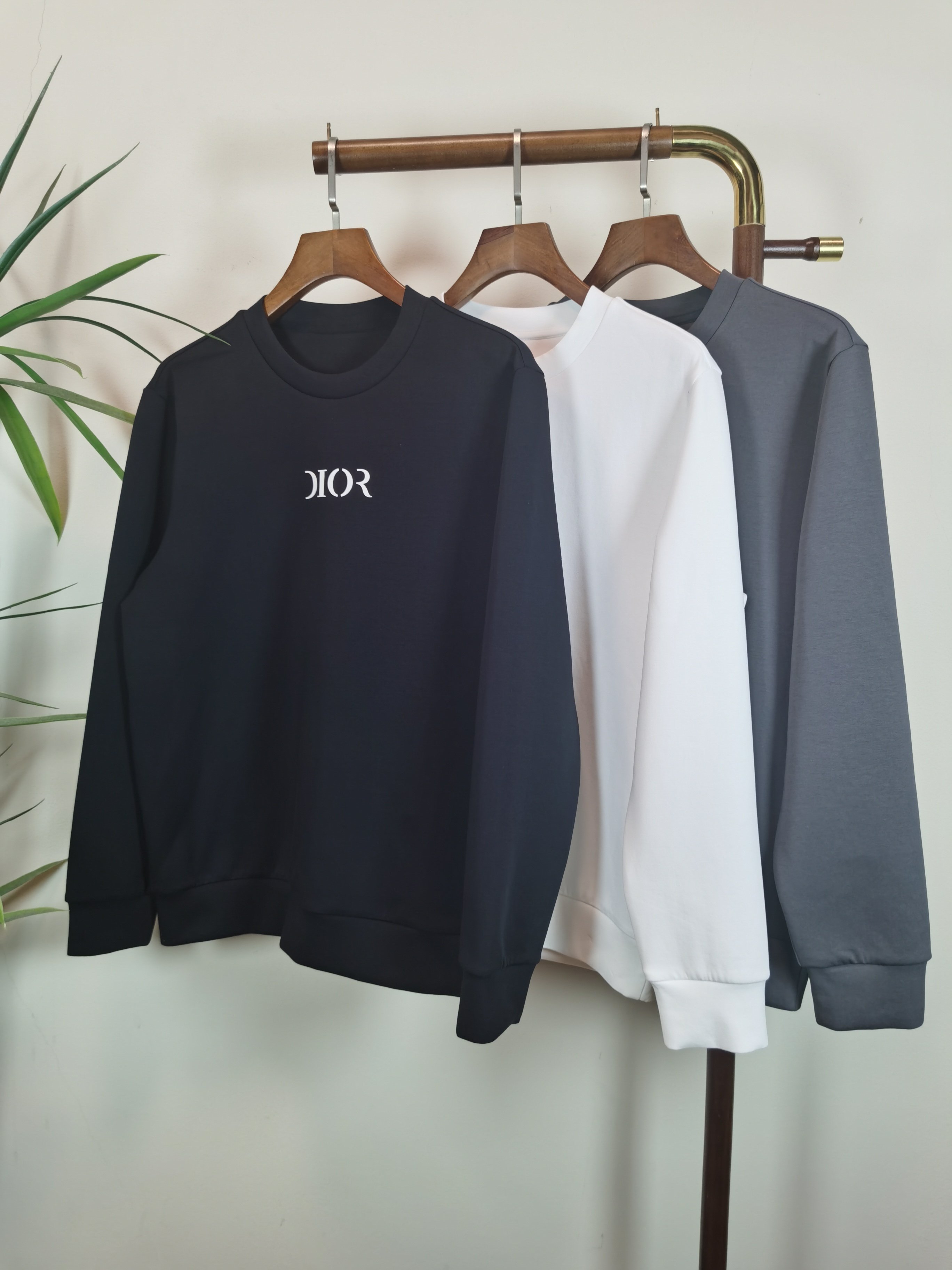 NO:549384,2025 new DIOR exclusively available for new products Men's round neck long-sleeved T-shirts are made of air cotton fabrics, soft and delicate. Basic base shirts are indispensable for men's wardrobe. They can be matched with various clothing anytime and anywhere to meet your daily needs. The clothes are very simple and very low-key. Dear, buy them quickly. Standard version. Color black white gray. Number of numbers M-3XL,,dior,dior,tees, t-shirt,alexander wang198609092025新款DIOR 迪奥 独家专供新品 男士圆领长袖T恤 采用空气棉面料 柔软细腻 男人的衣柜都少不了基础打底衫 随时随地都可以拿来搭配各种服饰 满足您日常生活需求 ,衣服设计非常的简洁 ,很是低调的设计 亲们赶紧入手 标准版型 颜色黑色 白色 灰色 码数M-3XL,,dior,dior,tees，t-shirt,alexander wang,Men's clothing