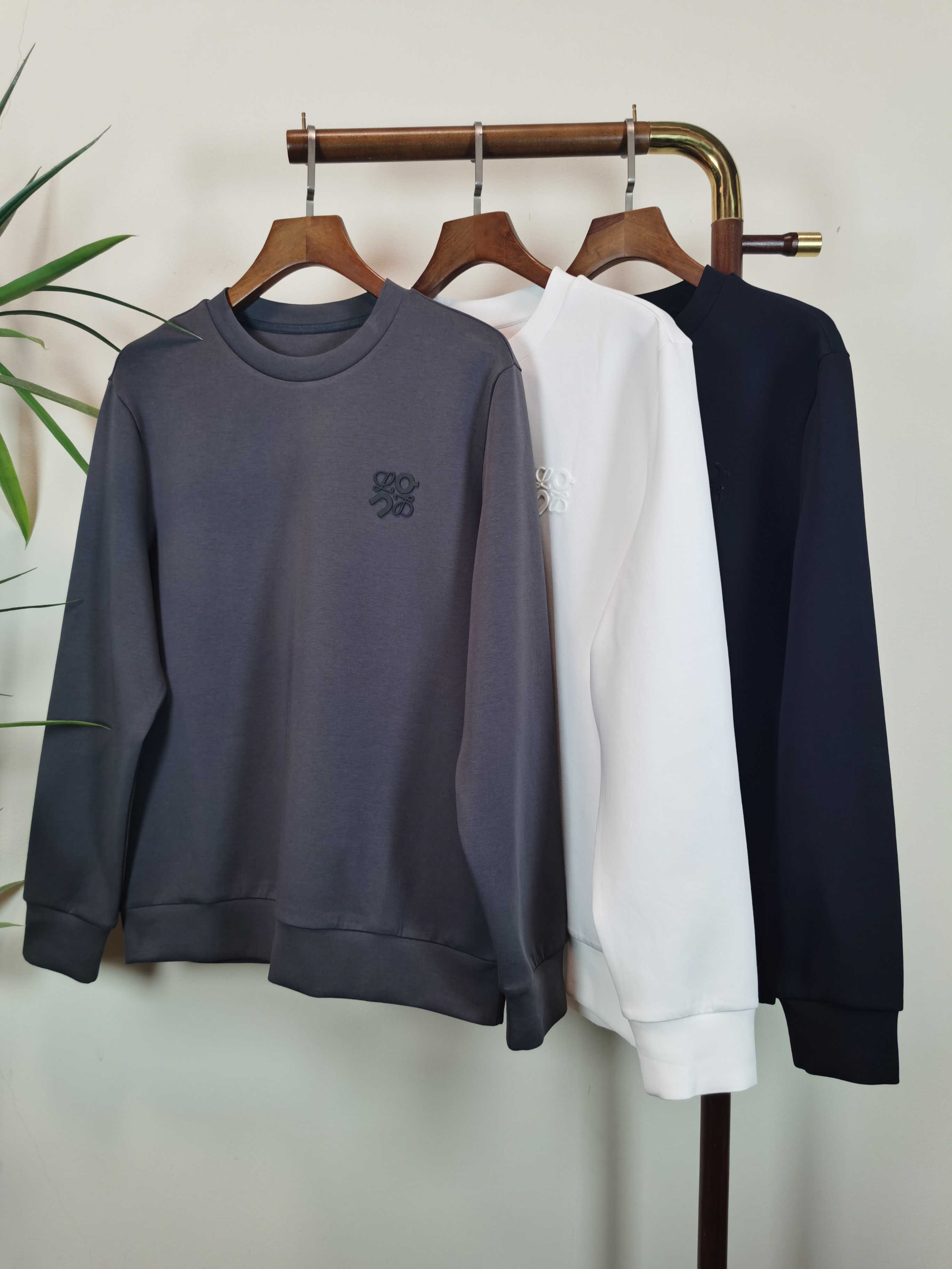 NO:549380,2025 new LOEWE Exclusively available for new products Men's round neck long-sleeved T-shirts are made of air cotton fabrics, soft and delicate. Basic base shirts are indispensable for men's wardrobe. They can be matched with various clothing anytime and anywhere to meet your daily needs. The clothes are very simple and very low-key. Dear, buy them quickly. Standard version. Color black white gray. Number of numbers M-3XL,,loewe,loewe,tees,t-shirt,alexander wang198609092025新款LOEWE 罗意威 独家专供新品 男士圆领长袖T恤 采用空气棉面料 柔软细腻 男人的衣柜都少不了基础打底衫 随时随地都可以拿来搭配各种服饰 满足您日常生活需求 ,衣服设计非常的简洁 ,很是低调的设计 亲们赶紧入手 标准版型 颜色黑色 白色 灰色 码数M-3XL,,loewe,loewe,tees，t-shirt,alexander wang,Men's clothing