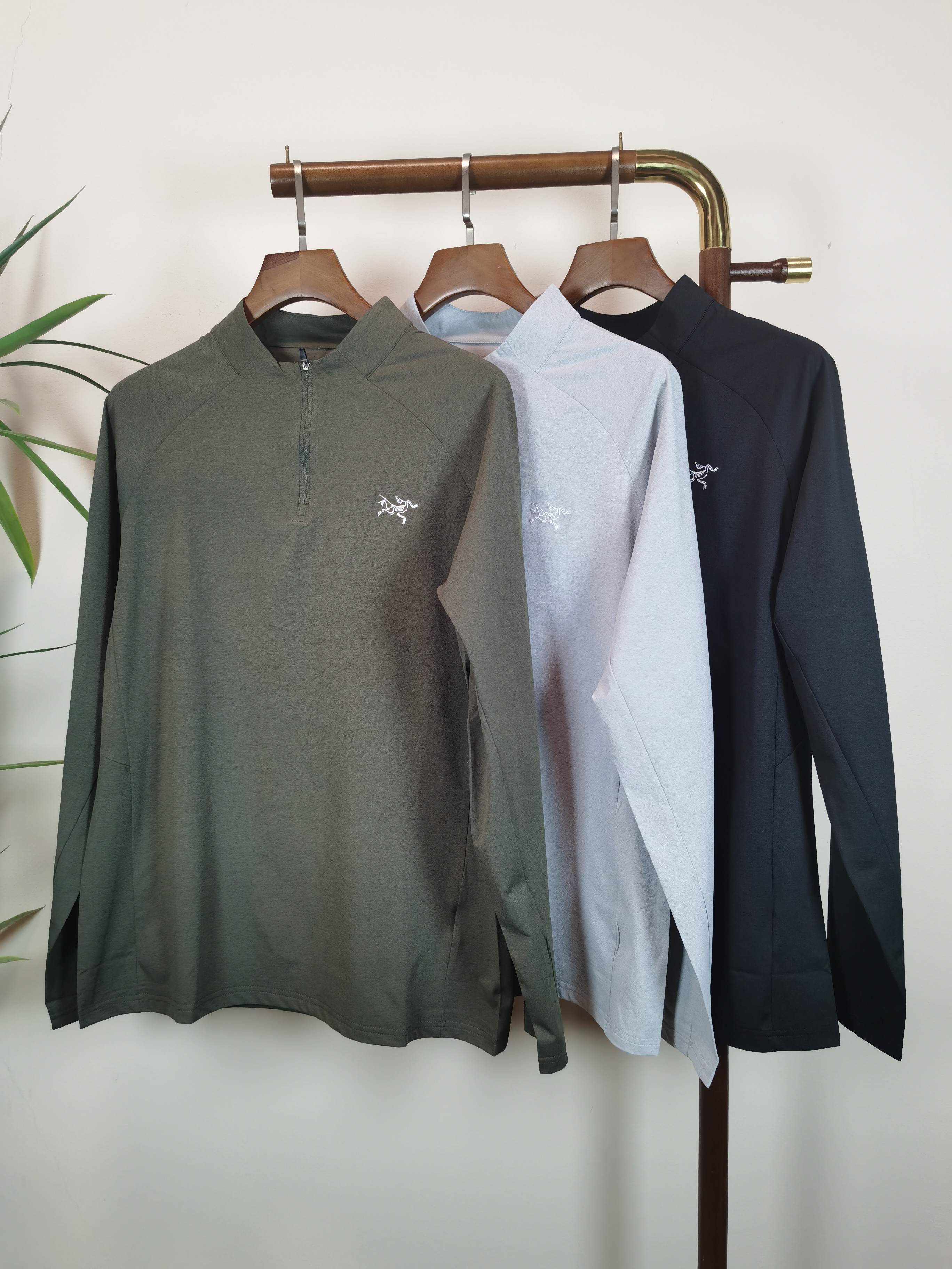 NO:550733,ARC Arc'teryx 2025 new round neck half zipper long sleeve T-shirt high-end version!  Custom-made fabrics at the counter are highly breathable and comfortable, with impeccable details and brand element design concepts, reflecting high quality. It feels delicate and soft!  It presents a casual cut and the upper body shape is awesome!  Color Gray Black Green Size M-4XL,arc'teryx,tees,t-shirt,alexander wang19860909ARC 始祖鸟 2025新款 圆领 半拉链 长袖 T恤 高端版本！专柜定制面料 透气舒适度高,细节无可挑剔,品牌元素设计理念,体现高品质.手感细腻柔软！呈现休闲裁剪,上身版型超赞！ 颜色灰色 黑色 绿色 码数M-4XL,arc'teryx,tees，t-shirt,alexander wang,Men's clothing