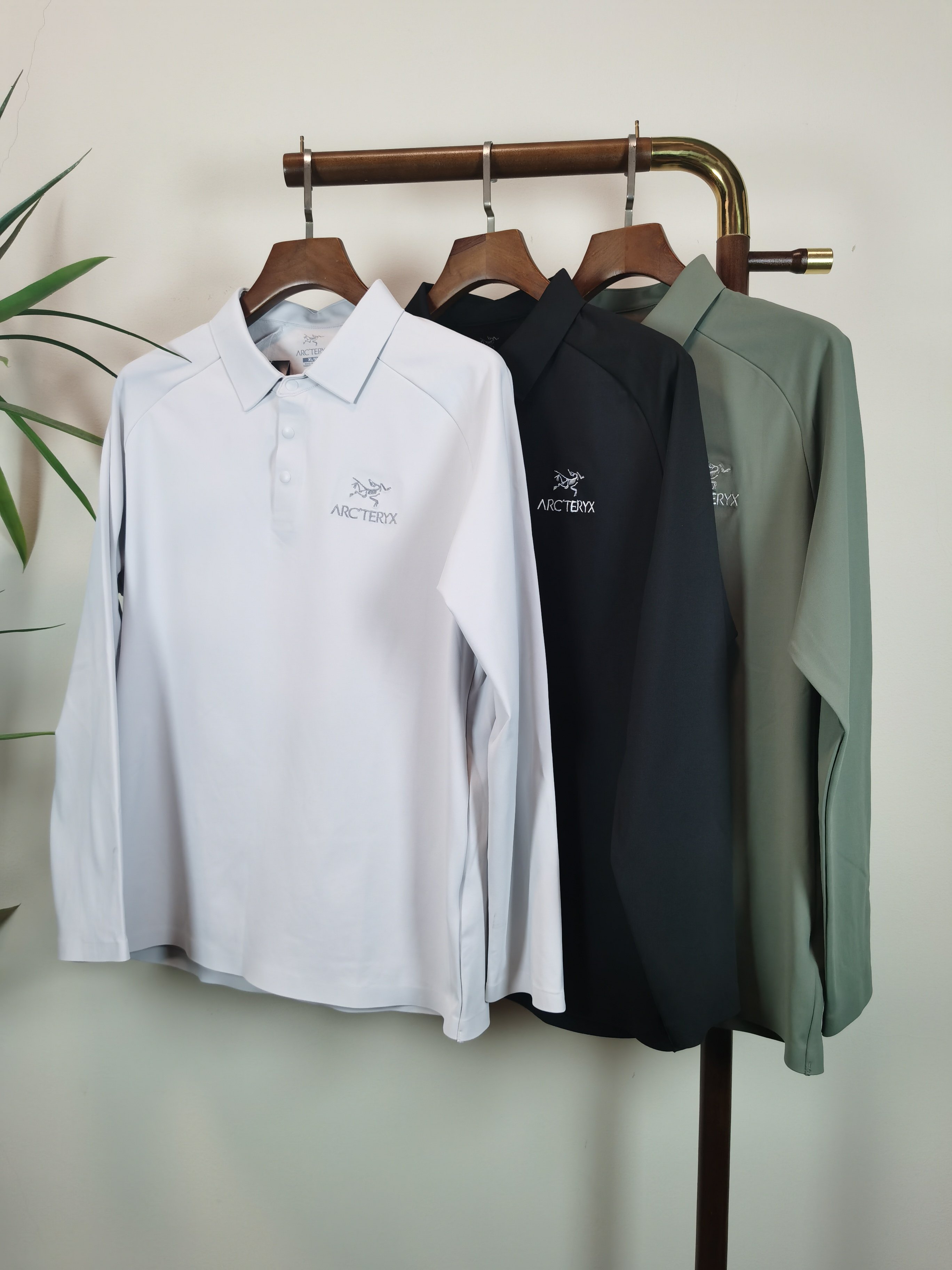 NO:550731,ARC Archaeopteryx 2025 new round neck button long sleeve T-shirt high-end version!  Customized fabrics for counters are breathable and comfortable, with impeccable details, and the brand element design concept reflects high quality. They feel delicate and soft!  It is casually cut, with a great upper body style!  Color gray black green Number M-4XL,arc'teryx,tees,t-shirt,alexander wang19860909ARC 始祖鸟 2025新款 圆领 纽扣 长袖 T恤 高端版本！专柜定制面料 透气舒适度高,细节无可挑剔,品牌元素设计理念,体现高品质.手感细腻柔软！呈现休闲裁剪,上身版型超赞！ 颜色灰色 黑色 绿色 码数M-4XL,arc'teryx,tees，t-shirt,alexander wang,Men's clothing