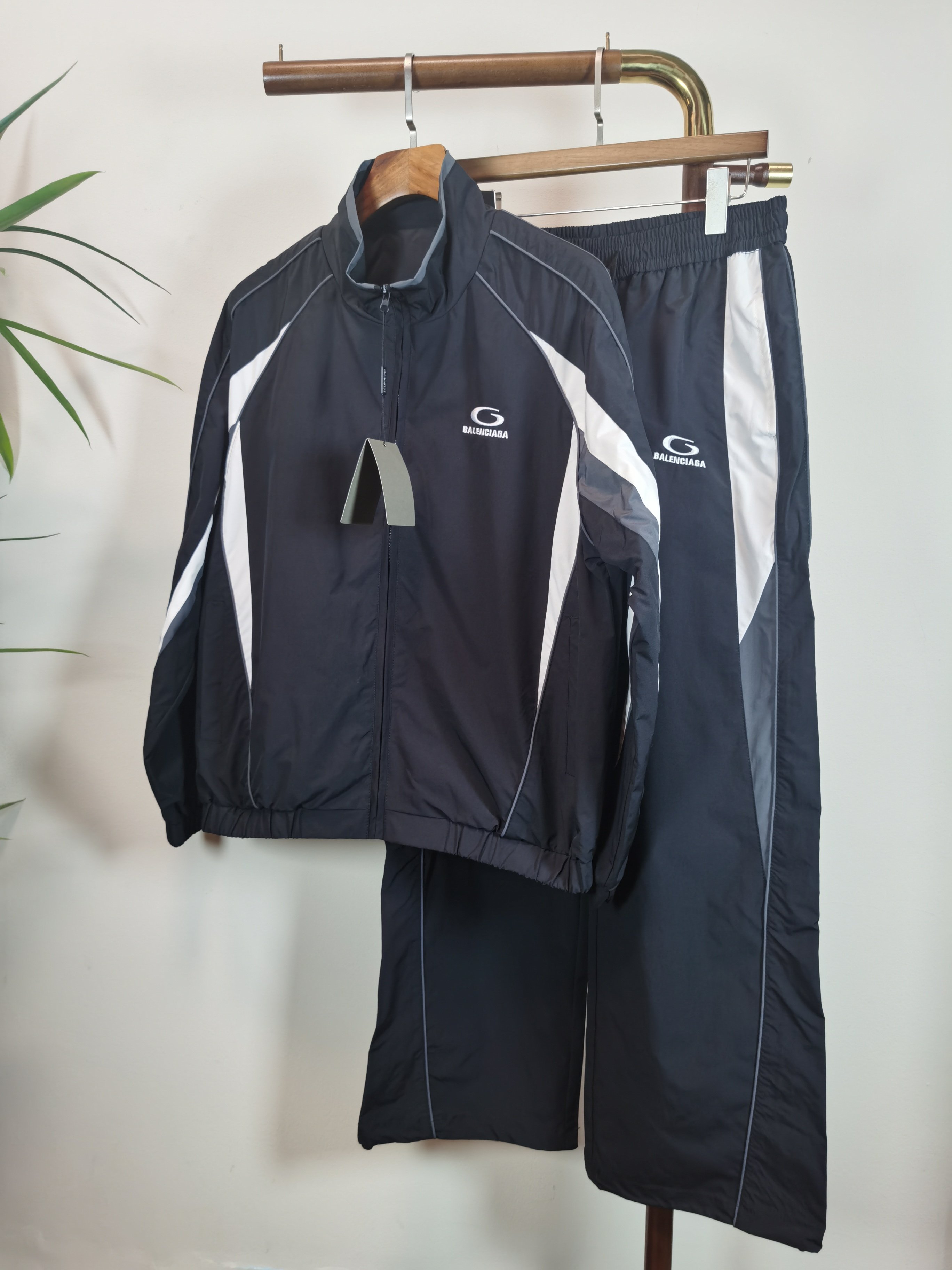 NO:547786,Brand new suit Balenciaga Balenciaga 25ss autumn and winter sports suit Nylon windbreaker and sweatpants Spot instant delivery This sweatshirt is made of light technology fabric full embroidered logo pattern, injected with a sporty atmosphere, and can be used to create a travel style with the same trousers. Imported original logo hardware Color black gray (two colors available) Number of codes M-3XL,,balenciaga,balenciaga,alexander wang19860909全新套装巴黎世家 balenciaga 上新25ss秋冬运动套装 尼龙风衣卫裤 现货秒发 本款运动衫为轻盈科技面料全幅刺绣logo图案,注入运动感气息,可与同款长裤共筑出行造型.进口原版logo五金 颜色黑色灰色（两色可选） 码数M-3XL,,balenciaga,balenciaga,alexander wang,Men's clothing