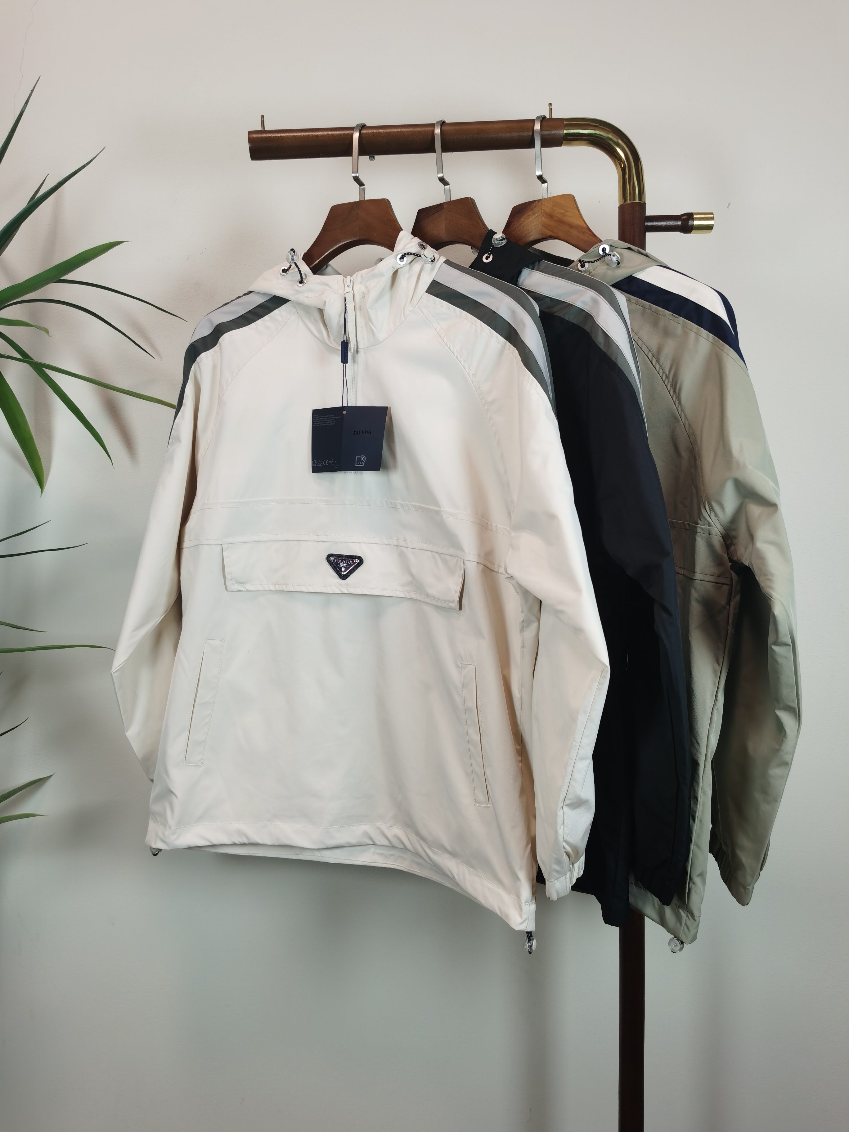 NO:549393,PRADA 2025 autumn and winter men's semi-zipper sweatshirt is warm and textured, extremely skin-friendly and comfortable... The body logo belongs to the brand's soul style. Basic regular style cutting technology. The upper body effect must be very outstanding!  !  !  Color beige black green (three colors are optional) Code number M-5XL, prada, prada, hoodie, sweatshirts, alexander wang19860909PRADA 普拉达 2025秋冬男士半拉链卫衣 保暖性好有质感 极具亲肤感与舒适性.....衣身徽标属于品牌灵魂式的存在 基础常规的版型裁剪工艺 上身效果必定十分出色！！！ 颜色米色 黑色 绿色（三色可选） 码数M-5XL,,prada,prada,hoodie,sweatshirts,alexander wang,Men's clothing