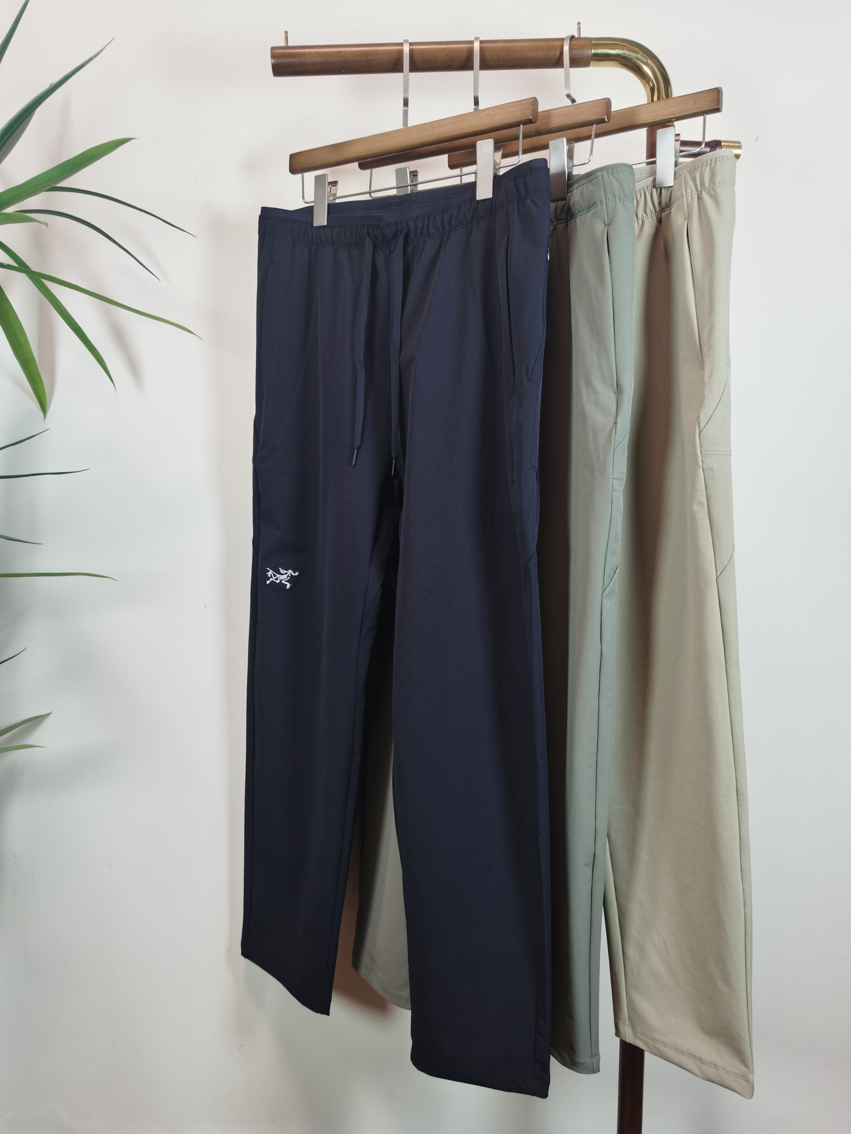 NO:547816,ARC Archaeopteryx 2025 autumn and winter new elastic strap casual pants, fleece inside, custom-made fabric for counter, breathable and comfortable, impeccable details, brand element design concept, reflecting high quality. It feels delicate and soft!  It is casually cut, with a great upper body style!  Color blue green beige code number M-5XL,arc'teryx,alexander wang19860909ARC 始祖鸟 2025秋冬新款松紧带休闲裤,内里加绒,专柜定制面料 透气舒适度高,细节无可挑剔,品牌元素设计理念,体现高品质.手感细腻柔软！呈现休闲裁剪,上身版型超赞！ 颜色蓝色 绿色 米黄 码数M-5XL,arc'teryx,alexander wang,Men's clothing