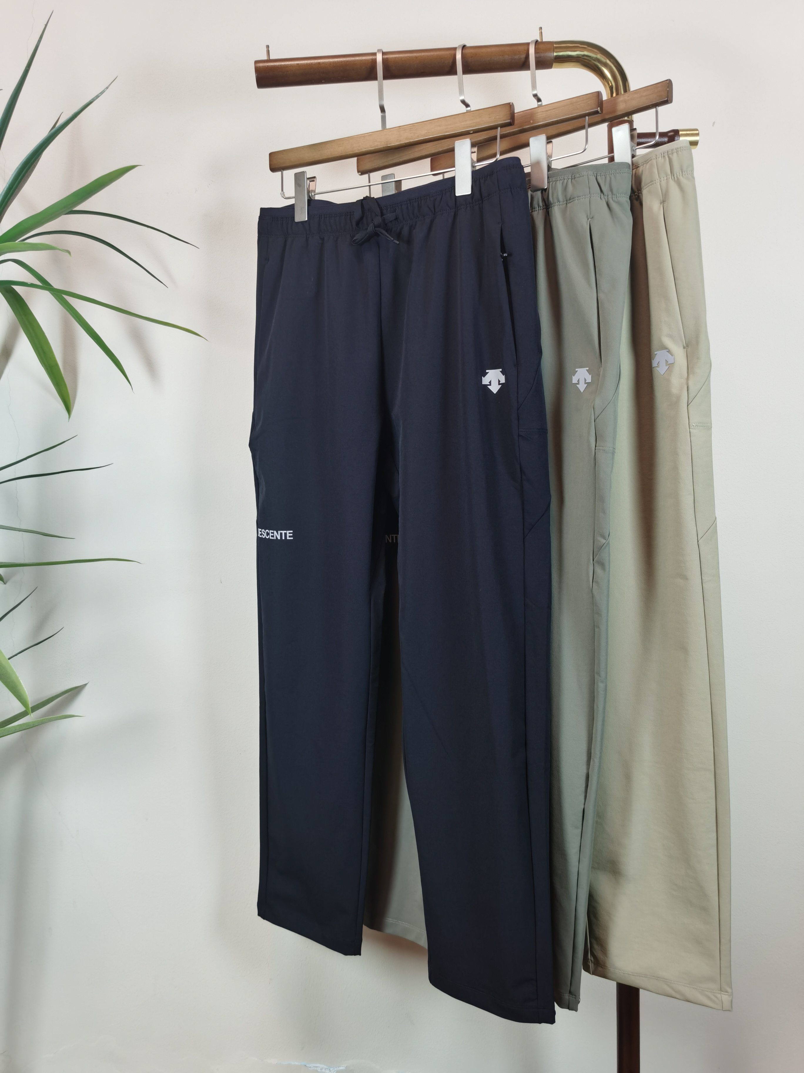 NO:547811,DESCENTE 2025 autumn and winter new elastic strap casual pants, customized counter fabric, breathable and comfortable, impeccable details, brand element design concept, reflecting high quality. The feel is delicate and soft!  It is casually cut, with a great upper body style!  Color black green beige code M-5XL, alexander wang19860909迪桑特 DESCENTE 2025秋冬新款松紧带休闲裤,专柜定制面料 透气舒适度高,细节无可挑剔,品牌元素设计理念,体现高品质.手感细腻柔软！呈现休闲裁剪,上身版型超赞！ 颜色黑色 绿色 米黄 码数M-5XL,,alexander wang,Men's clothing