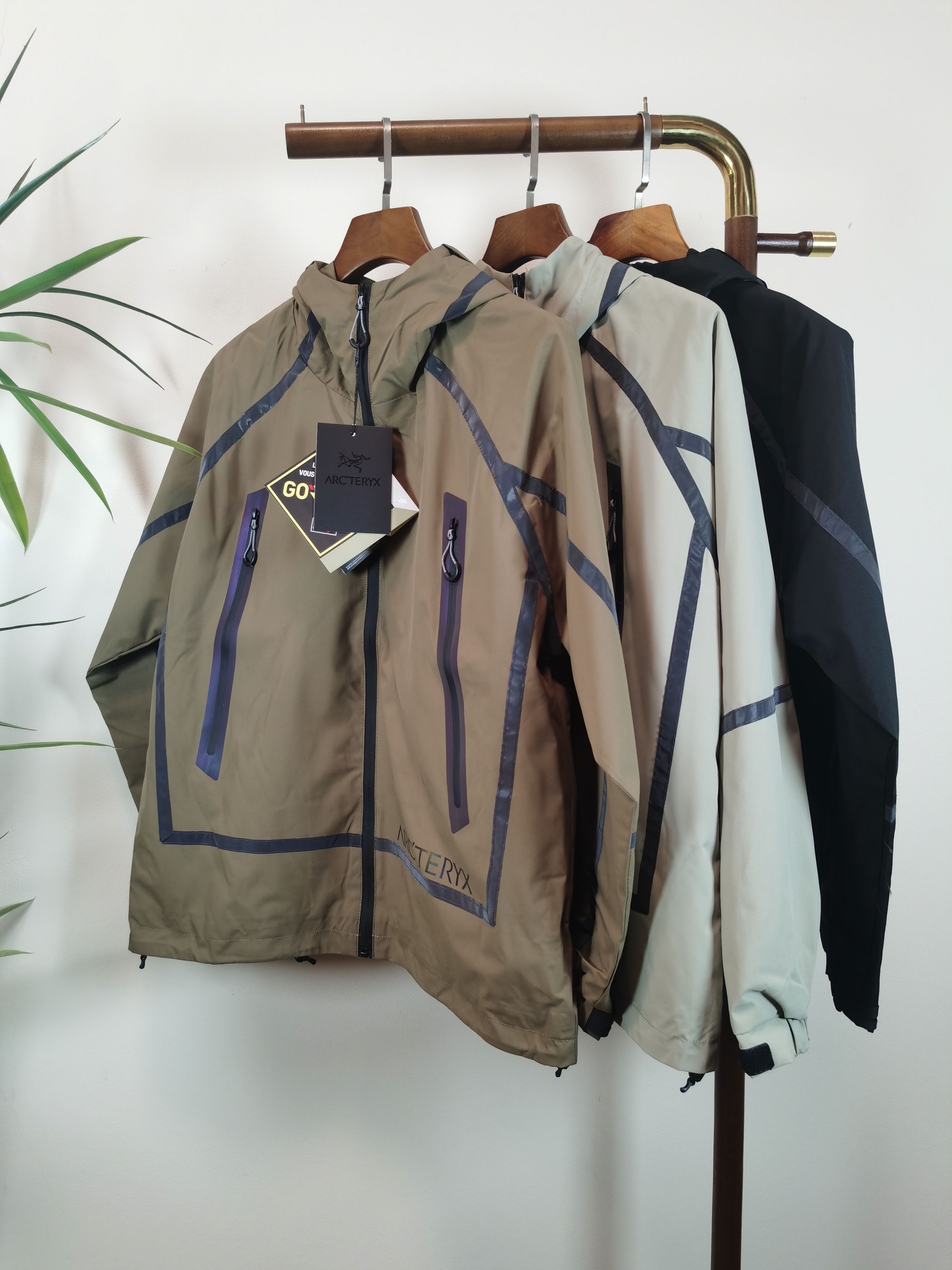 NO:541146,ARCTERYX Archaeopteryx, 2025 autumn and winter AW new product, fashionable and casual jacket, special counters are available at the same time, original singles, imported original fabrics, extremely complex craftsmanship, quite elegant and fashionable visuals, noble and elegant, from the main fabric to the detailed craftsmanship, highlighting the ingenuity of fashion. Color Clay Gray Black 3 colors available, S-3XL, arc'teryx, jackets & coats, alexander wang19860909ARCTERYX 始祖鸟,2025秋冬AW新品,时尚休闲冲锋衣外套,专柜同步有售,原单狠货,进口原版面料,工艺极度复杂,视觉相当雅致时髦,高贵而优雅,从主体面料到细节工艺,彰显时装的匠心所在. 颜色 咖色 灰色 黑色 3色可选择 码数S-3XL,arc'teryx,jackets & coats,alexander wang,Men's clothing