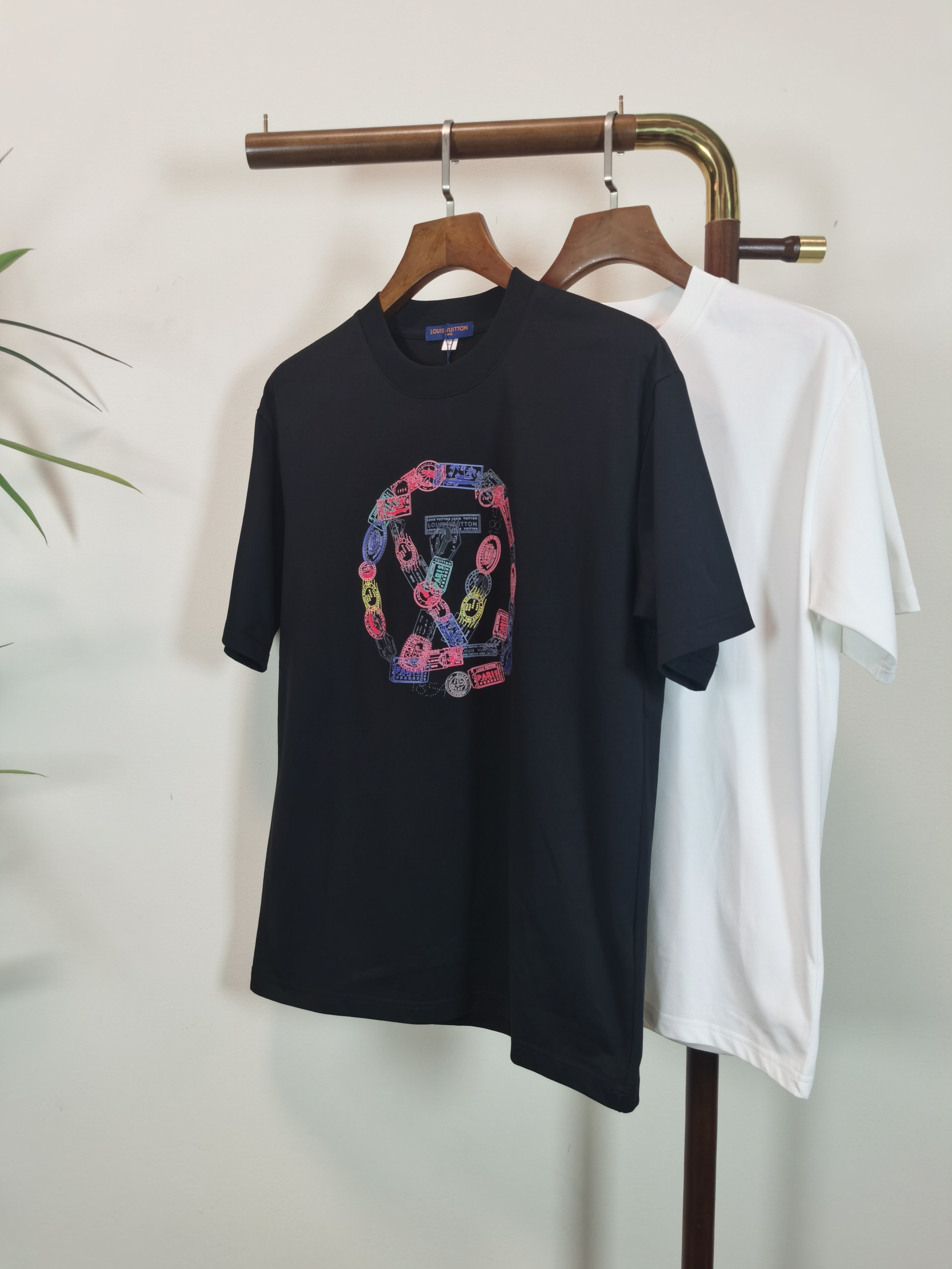 NO:549386,LV Louis Vuitton 2025 new round neck short-sleeved T-shirt high-end version!  Customized fabrics for counters are breathable and comfortable, with impeccable details, and the brand element design concept reflects high quality. The feel is delicate and soft!  It is casually cut, with a great upper body style!  Color black white Number M-4XL, louis vuitton,louis vuitton,t-shirt,tees,t-shirt,alexander wang19860909LV 路易威登 2025新款 圆领 短袖 T恤 高端版本！专柜定制面料 透气舒适度高,细节无可挑剔,品牌元素设计理念,体现高品质.手感细腻柔软！呈现休闲裁剪,上身版型超赞！ 颜色黑色 白色 码数M-4XL,,louis vuitton,louis vuitton,T-shirt,tees，t-shirt,alexander wang,Men's clothing