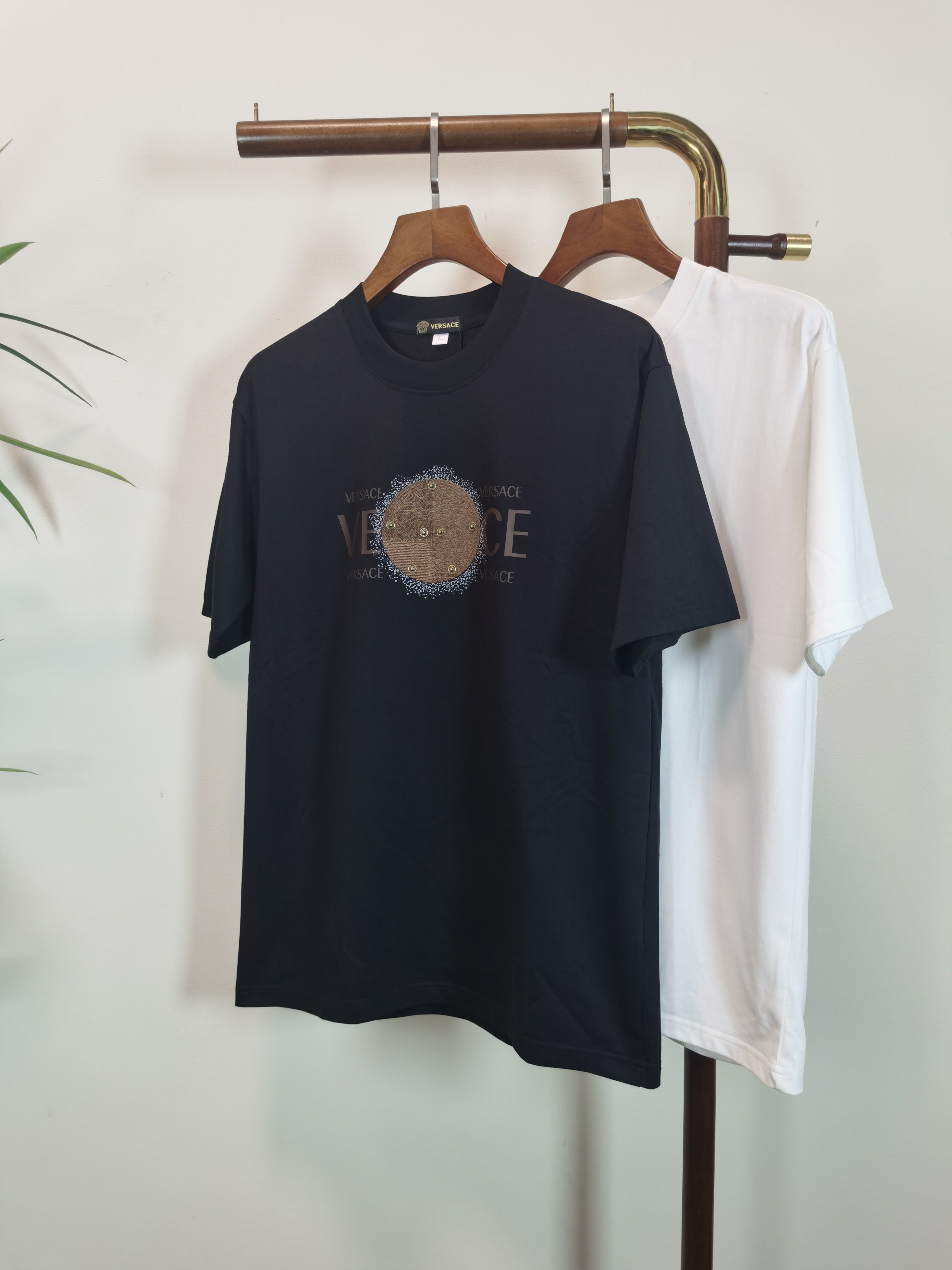 NO:549353,Versace versace 2025 new round neck short-sleeved T-shirt high-end version!  Customized fabrics for counters are breathable and comfortable, with impeccable details, and the brand element design concept reflects high quality. They feel delicate and soft!  It is casually cut, with a great upper body style!  Color black white Number M-4XL, versace, versace, T-shirt,tees, t-shirt,alexander wang19860909范思哲 versace 2025新款 圆领 短袖 T恤 高端版本！专柜定制面料 透气舒适度高,细节无可挑剔,品牌元素设计理念,体现高品质.手感细腻柔软！呈现休闲裁剪,上身版型超赞！ 颜色黑色 白色 码数M-4XL,,versace,versace,T-shirt,tees，t-shirt,alexander wang,Men's clothing