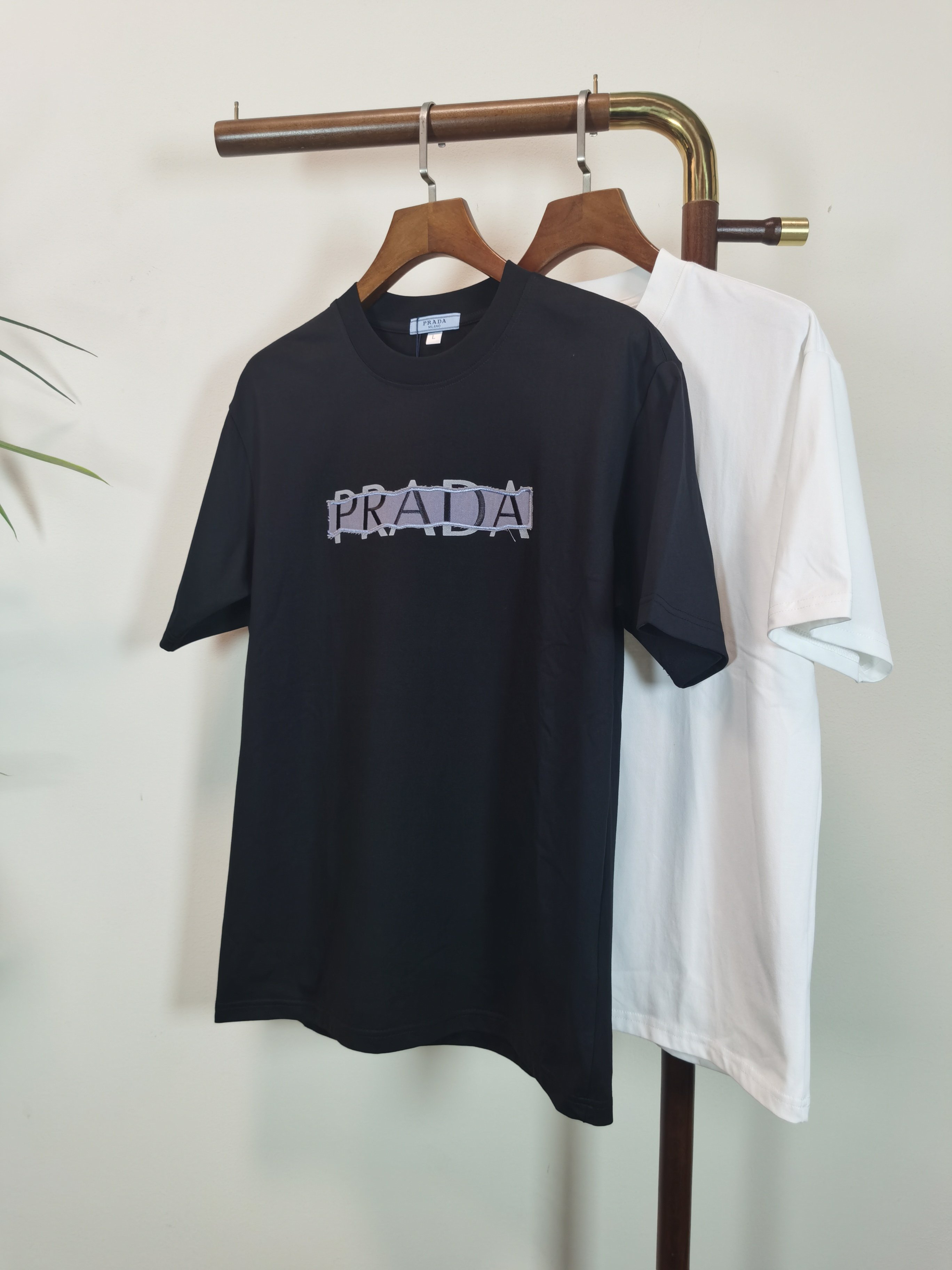 NO:549357,PRADA2025 new round neck short-sleeved T-shirt high-end version!  Custom-made fabrics at the counter are highly breathable and comfortable, with impeccable details and brand element design concepts, reflecting high quality. It feels delicate and soft!  It presents a casual cut and the upper body shape is awesome!  Color Black White Size M-4XL,, prada, prada, T-shirt, tees, t-shirt, alexander wang19860909普拉达 PRADA2025新款 圆领 短袖 T恤 高端版本！专柜定制面料 透气舒适度高,细节无可挑剔,品牌元素设计理念,体现高品质.手感细腻柔软！呈现休闲裁剪,上身版型超赞！ 颜色黑色 白色 码数M-4XL,,prada,prada,T-shirt,tees，t-shirt,alexander wang,Men's clothing