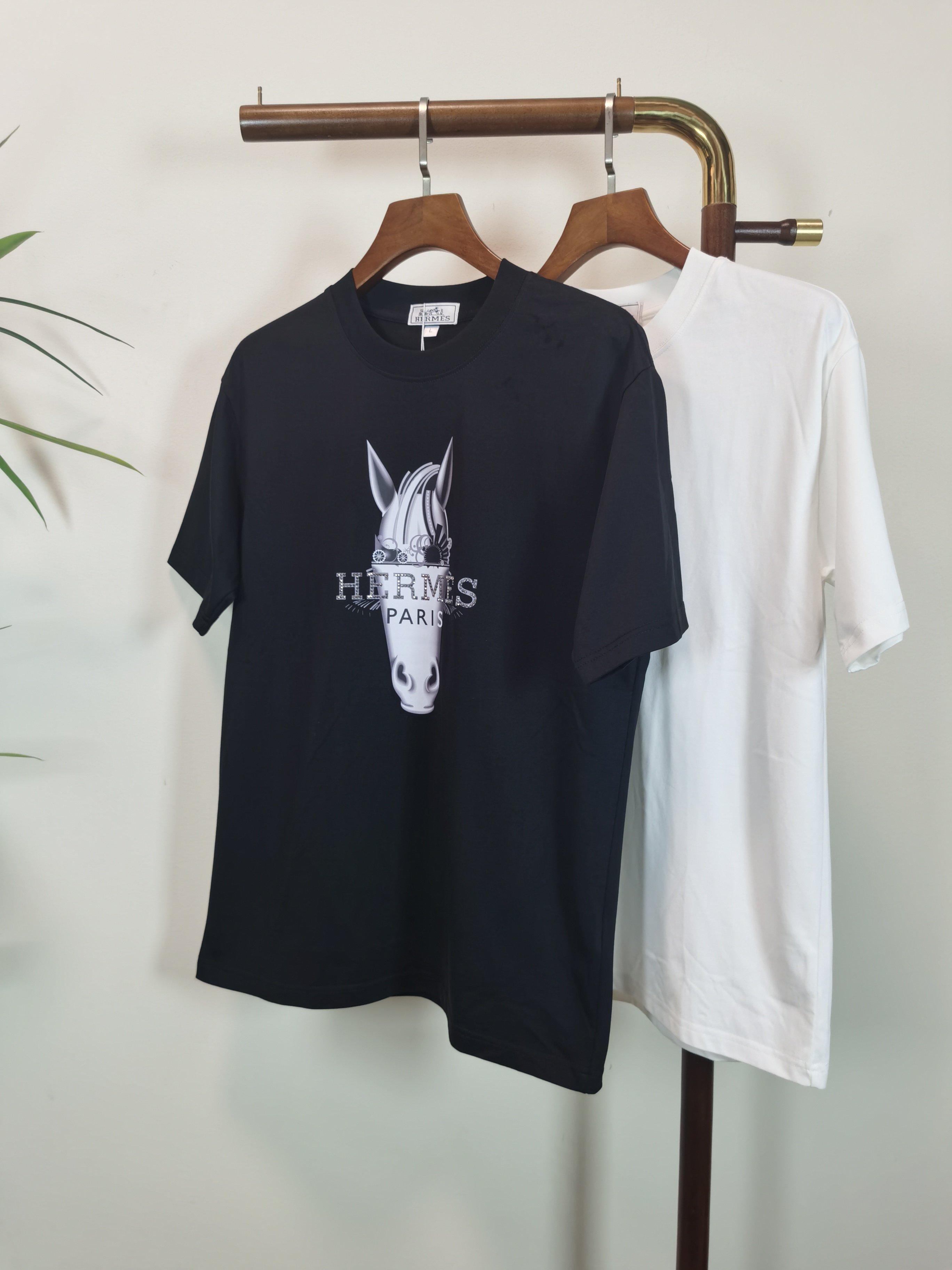 NO:549362,Hermes HERMES 2025 new round neck short-sleeved T-shirt high-end version!  Custom-made fabrics at the counter are highly breathable and comfortable, with impeccable details and brand element design concepts, reflecting high quality. It feels delicate and soft!  It presents a casual cut and the upper body shape is awesome!  Color Black White Size M-4XL,,hermes,hermes,T-shirt,tees,t-shirt,alexander wang19860909爱马仕HERMES 2025新款 圆领 短袖 T恤 高端版本！专柜定制面料 透气舒适度高,细节无可挑剔,品牌元素设计理念,体现高品质.手感细腻柔软！呈现休闲裁剪,上身版型超赞！ 颜色黑色 白色 码数M-4XL,,hermes,hermes,T-shirt,tees，t-shirt,alexander wang,Men's clothing