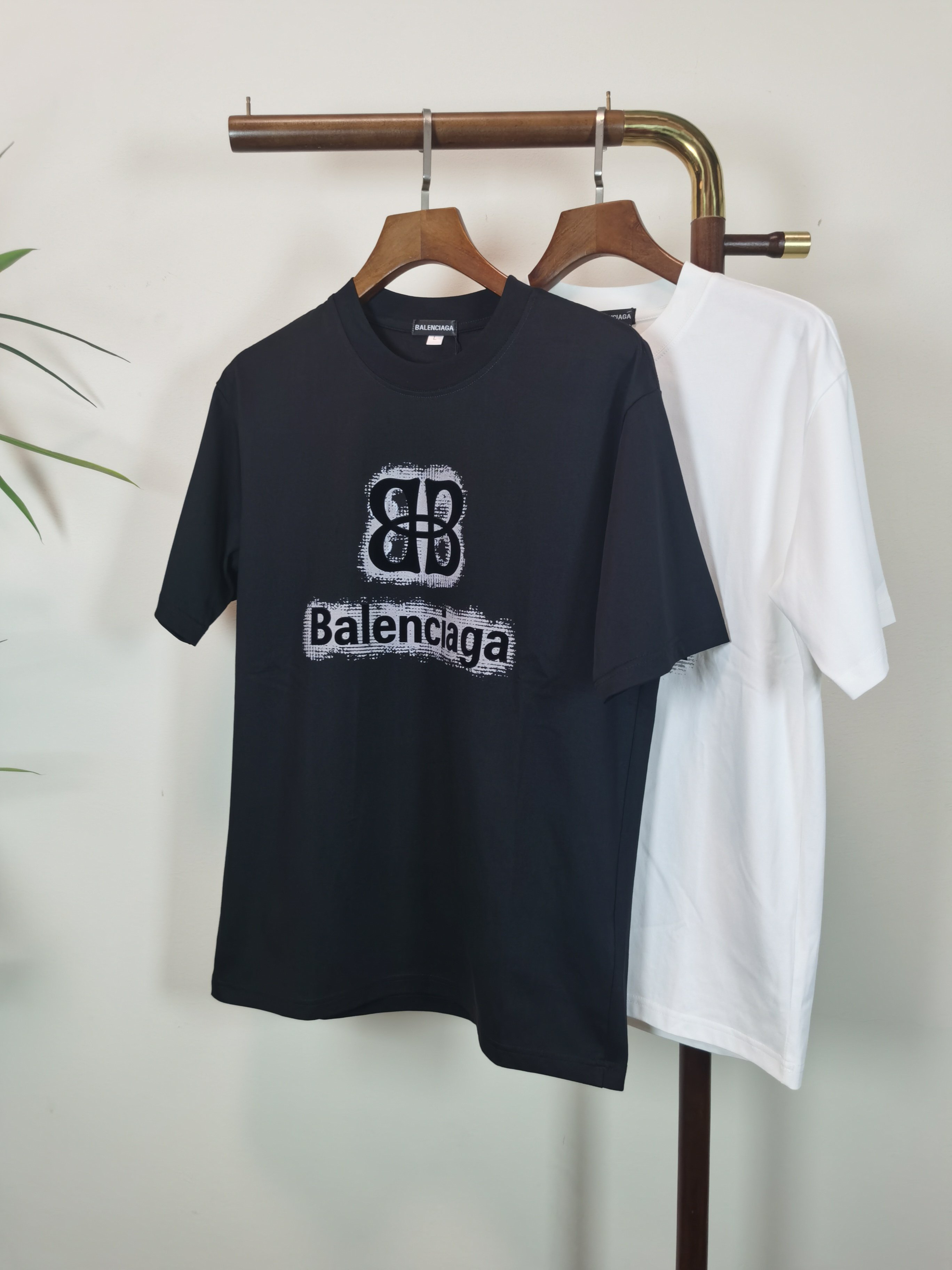 NO:549366,Balenciaga 2025 new round neck short-sleeved T-shirt high-end version!  Customized fabrics for counters are breathable and comfortable, with impeccable details, and the brand element design concept reflects high quality. The feel is delicate and soft!  It is casually cut, with a great upper body style!  Color black white Number M-4XL, balenciaga, balenciaga, T-shirt,tees, t-shirt,alexander wang19860909巴黎世家 balenciaga 2025新款 圆领 短袖 T恤 高端版本！专柜定制面料 透气舒适度高,细节无可挑剔,品牌元素设计理念,体现高品质.手感细腻柔软！呈现休闲裁剪,上身版型超赞！ 颜色黑色 白色 码数M-4XL,,balenciaga,balenciaga,T-shirt,tees，t-shirt,alexander wang,Men's clothing