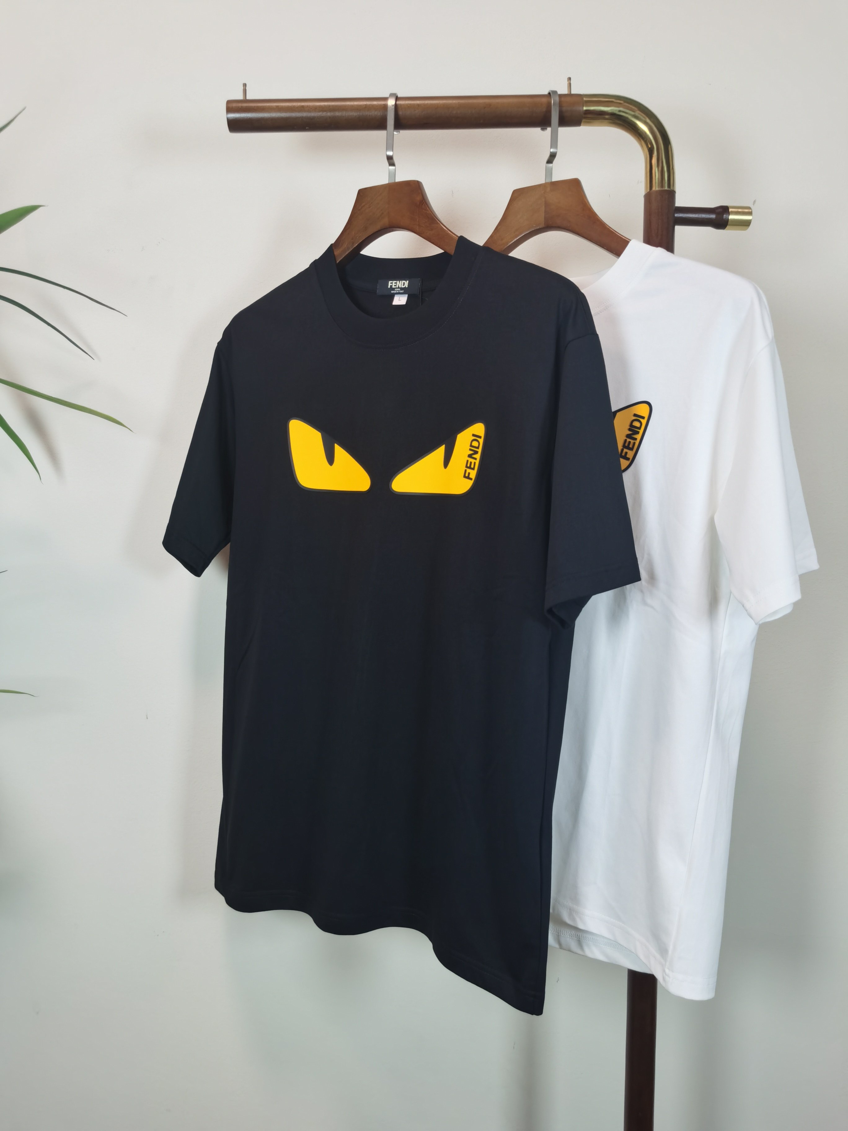 NO:549370,Fendi FENDI 2025 new round neck short-sleeved T-shirt high-end version!  Custom-made fabrics at the counter are highly breathable and comfortable, with impeccable details and brand element design concepts, reflecting high quality. It feels delicate and soft!  It presents a casual cut and the upper body shape is awesome!  Color Black White Size M-4XL,,fendi,fendi,T-shirt,tees,t-shirt,alexander wang19860909芬迪 FENDI 2025新款 圆领 短袖 T恤 高端版本！专柜定制面料 透气舒适度高,细节无可挑剔,品牌元素设计理念,体现高品质.手感细腻柔软！呈现休闲裁剪,上身版型超赞！ 颜色黑色 白色 码数M-4XL,,fendi,fendi,T-shirt,tees，t-shirt,alexander wang,Men's clothing