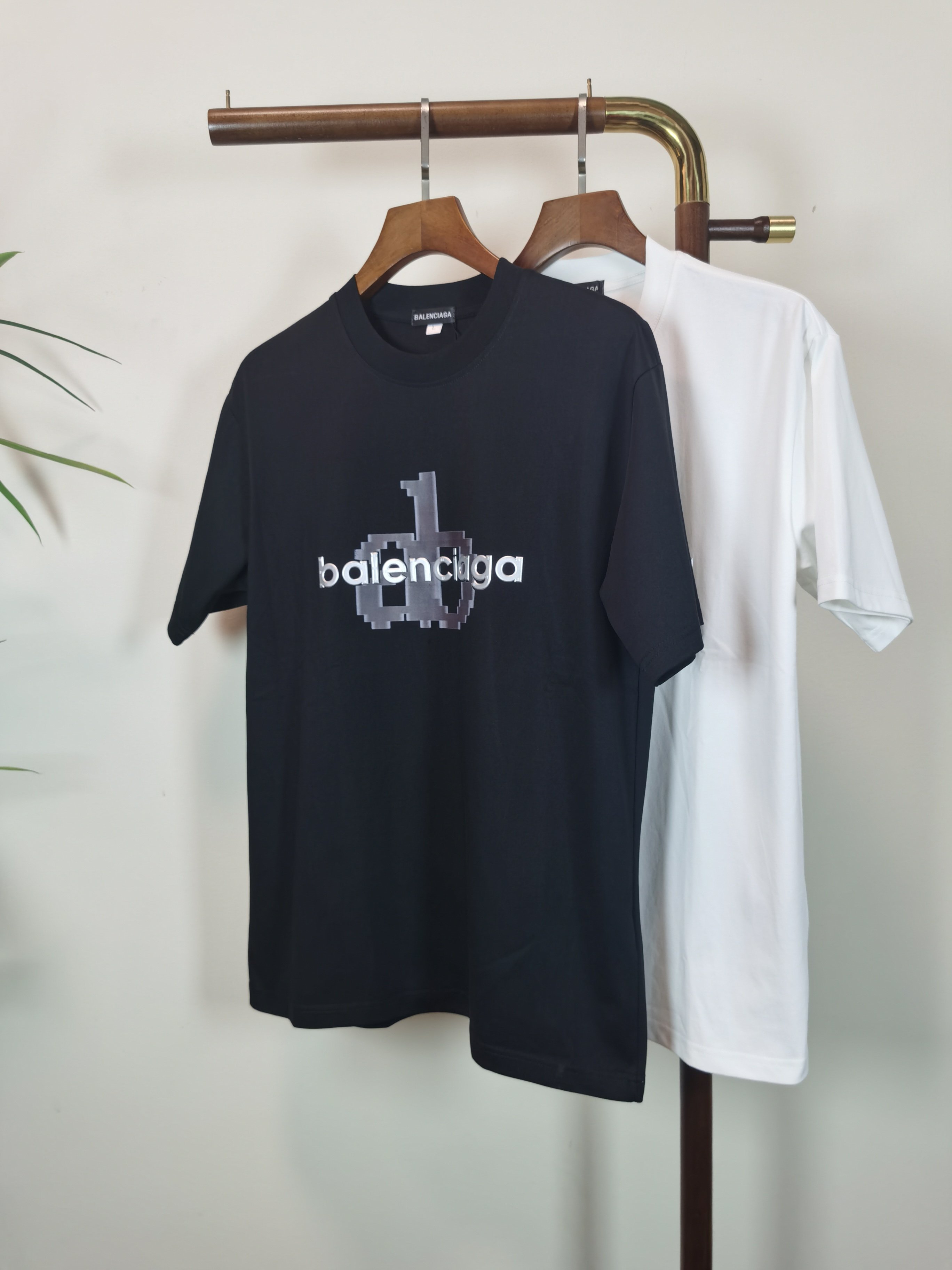 NO:549374,Balenciaga 2025 new round neck short-sleeved T-shirt high-end version!  Customized fabrics for counters are breathable and comfortable, with impeccable details, and the brand element design concept reflects high quality. The feel is delicate and soft!  It is casually cut, with a great upper body style!  Color black white Number M-4XL, balenciaga, balenciaga, T-shirt,tees, t-shirt,alexander wang19860909巴黎世家 balenciaga 2025新款 圆领 短袖 T恤 高端版本！专柜定制面料 透气舒适度高,细节无可挑剔,品牌元素设计理念,体现高品质.手感细腻柔软！呈现休闲裁剪,上身版型超赞！ 颜色黑色 白色 码数M-4XL,,balenciaga,balenciaga,T-shirt,tees，t-shirt,alexander wang,Men's clothing