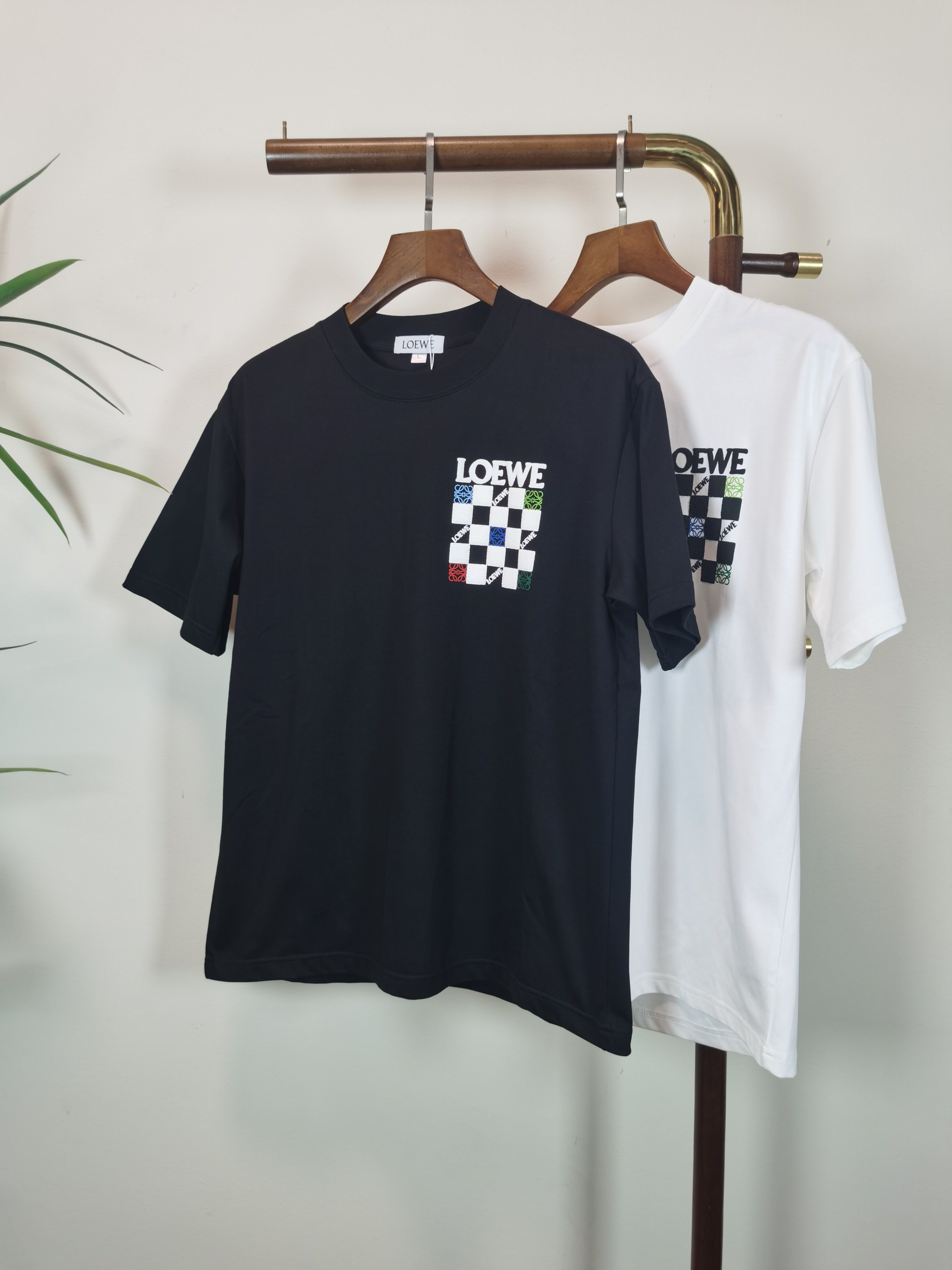 NO:549378,Luo Yiwei LOEWE 2025 new round neck short-sleeved T-shirt high-end version!  Customized fabrics for counters are breathable and comfortable, with impeccable details, and the brand element design concept reflects high quality. The feel is delicate and soft!  It is casually cut, with a great upper body style!  Color black white Number M-4XL, loewe,loewe,t-shirt,tees,t-shirt,alexander wang19860909罗意威 LOEWE 2025新款 圆领 短袖 T恤 高端版本！专柜定制面料 透气舒适度高,细节无可挑剔,品牌元素设计理念,体现高品质.手感细腻柔软！呈现休闲裁剪,上身版型超赞！ 颜色黑色 白色 码数M-4XL,,loewe,loewe,T-shirt,tees，t-shirt,alexander wang,Men's clothing