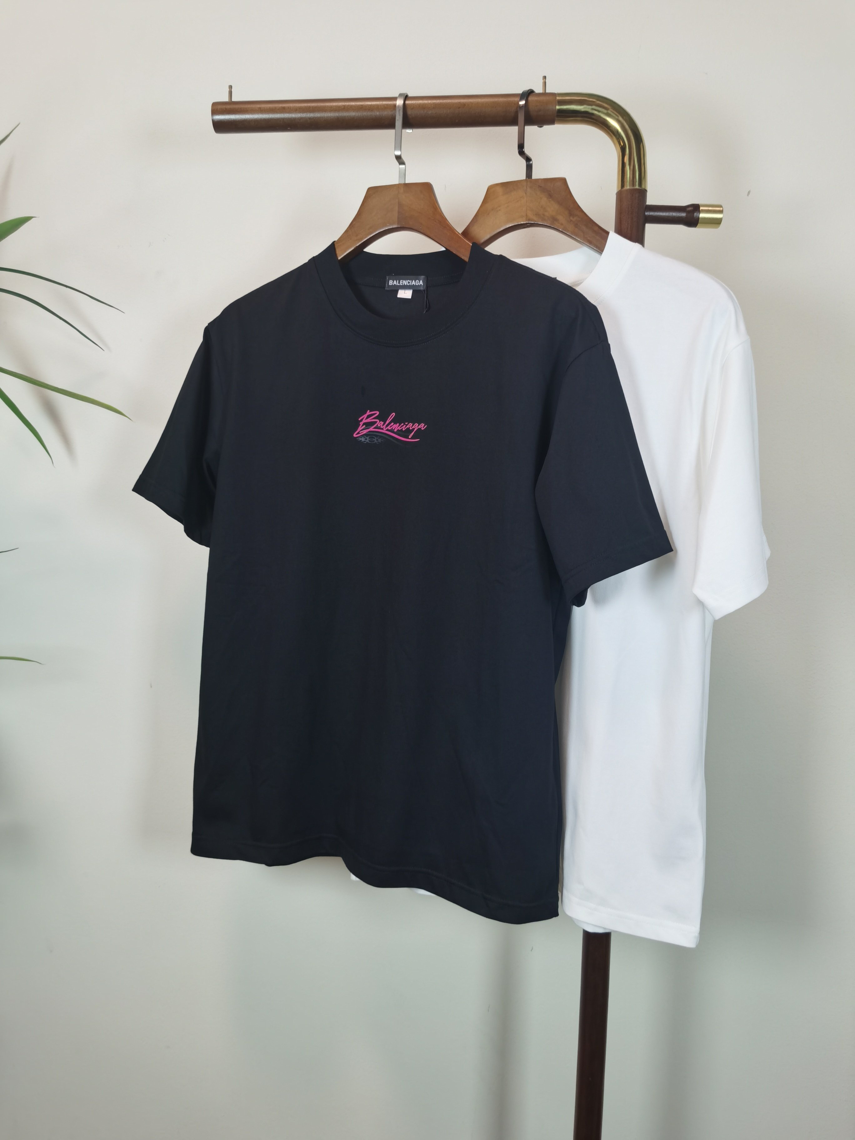 NO:549382,Balenciaga 2025 new round neck short-sleeved T-shirt high-end version!  Customized fabrics for counters are breathable and comfortable, with impeccable details, and the brand element design concept reflects high quality. The feel is delicate and soft!  It is casually cut, with a great upper body style!  Color black white Number M-4XL, balenciaga, balenciaga, T-shirt,tees, t-shirt,alexander wang19860909巴黎世家 balenciaga 2025新款 圆领 短袖 T恤 高端版本！专柜定制面料 透气舒适度高,细节无可挑剔,品牌元素设计理念,体现高品质.手感细腻柔软！呈现休闲裁剪,上身版型超赞！ 颜色黑色 白色 码数M-4XL,,balenciaga,balenciaga,T-shirt,tees，t-shirt,alexander wang,Men's clothing