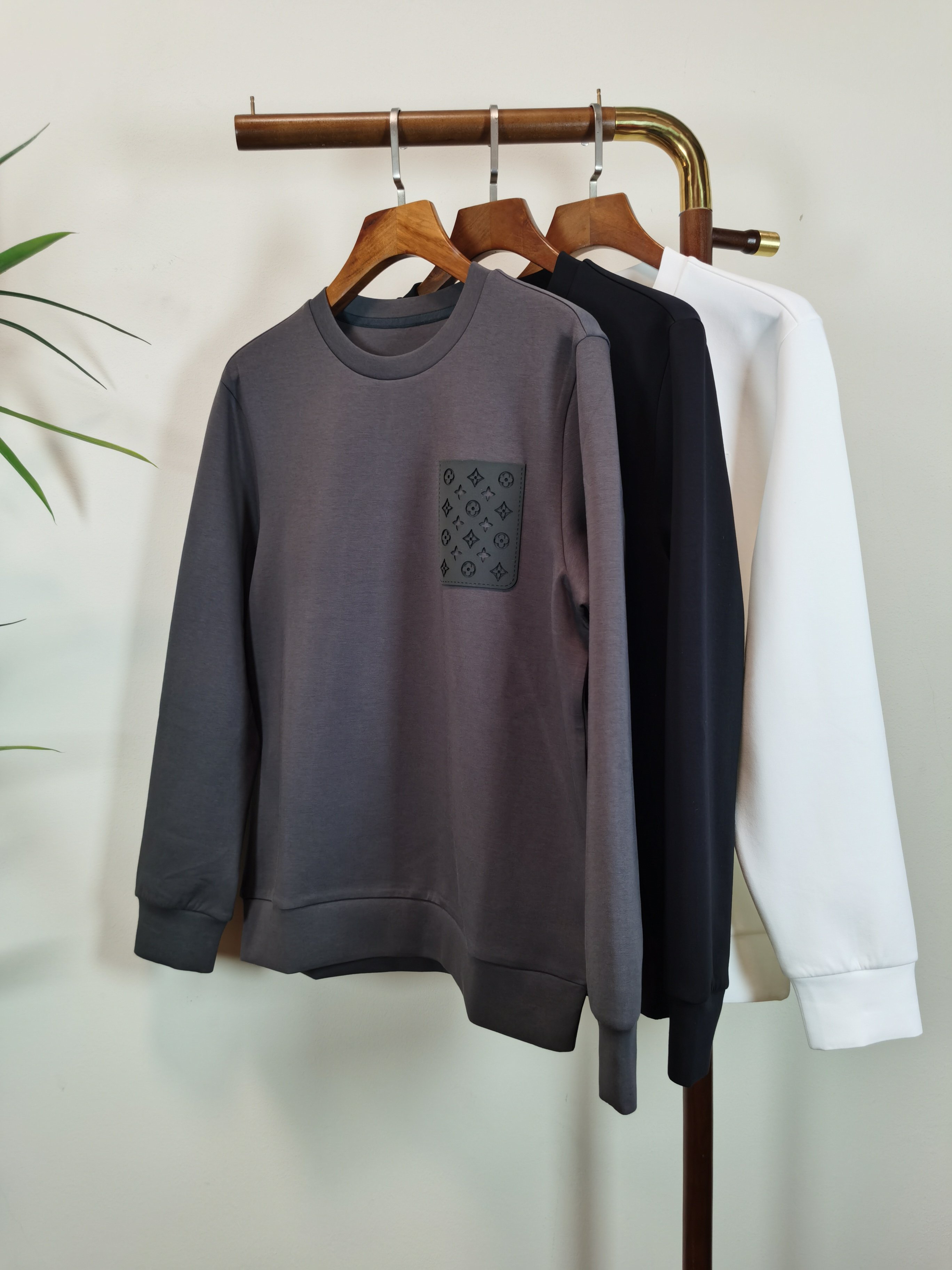 NO:550727,2025 new LV Louis Vuitton exclusively for new products Men's round neck long-sleeved T-shirts are made of air cotton fabrics, soft and delicate. Basic base shirts are indispensable for men's wardrobe. They can be matched with various clothing anytime and anywhere to meet your daily needs. The clothes are very simple and low-key. Please buy them quickly. Standard style. Color gray white black. Number of numbers. M-3XL,,louis vuitton,louis vuitton,tees,t-shirt,alexander wang198609092025新款LV 路易威登 独家专供新品 男士圆领长袖T恤 采用空气棉面料 柔软细腻 男人的衣柜都少不了基础打底衫 随时随地都可以拿来搭配各种服饰 满足您日常生活需求 ,衣服设计非常的简洁 ,很是低调的设计 亲们赶紧入手 标准版型 颜色灰色 白色 黑色 码数M-3XL,,louis vuitton,louis vuitton,tees，t-shirt,alexander wang,Men's clothing