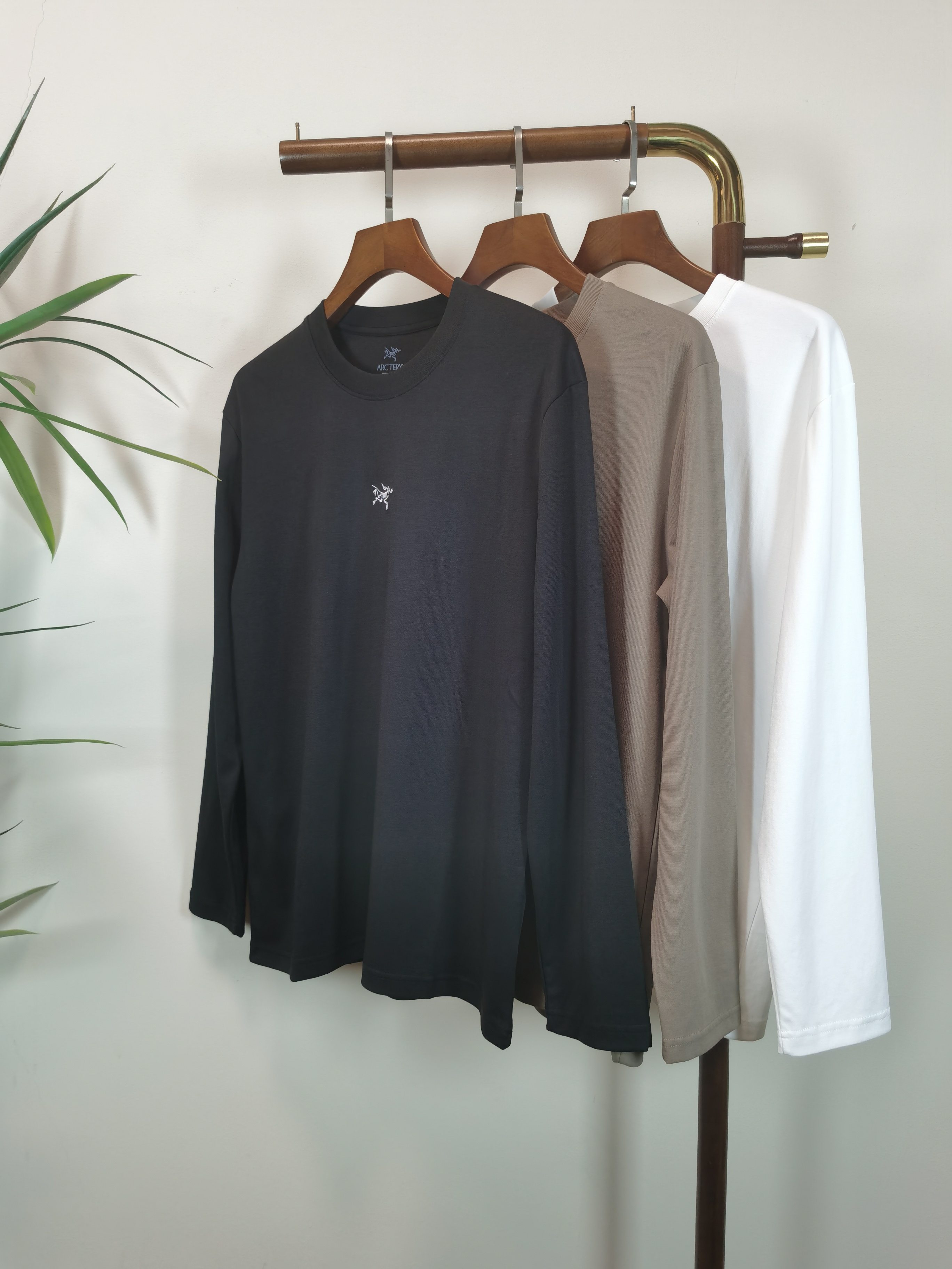 NO:541143,ARCTERYX is exclusively available for new products for men's round neck long-sleeved T-shirts, made of cotton fabric, soft and delicate. Basic base shirts are indispensable for men's wardrobe. They can be matched with various clothing anytime and anywhere to meet your daily needs. The clothes are very simple and low-key. Dear, buy them quickly. Standard style, color black, white, brown, code M-3XL, arc'teryx,tees, t-shirt,alexander wang19860909ARCTERYX 始祖鸟独家专供新品 男士圆领长袖T恤 采用全棉面料 柔软细腻 男人的衣柜都少不了基础打底衫 随时随地都可以拿来搭配各种服饰 满足您日常生活需求 ,衣服设计非常的简洁 ,很是低调的设计 亲们赶紧入手 标准版型 颜色黑色 白色 咖色 码数M-3XL,arc'teryx,tees，t-shirt,alexander wang,Men's clothing