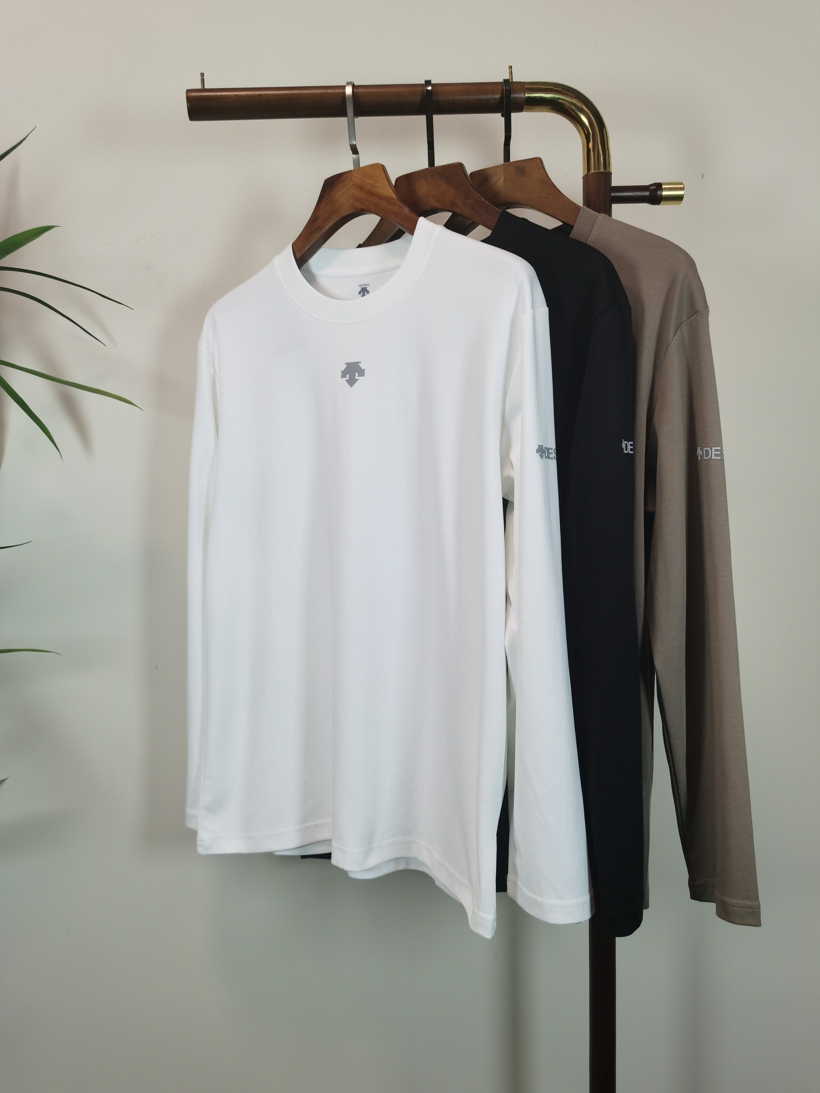 NO:549405,DESCENTE Exclusively available new products for men's round neck long-sleeved T-shirts are made of cotton fabric, soft and delicate. Basic base shirts are indispensable for men's wardrobe. They can be matched with various clothing anytime and anywhere to meet your daily needs. The clothes are very simple and low-key. Dear, buy them quickly. Standard style, color black, white, brown, code M-3XL,,tees, t-shirt, alexander wang19860909DESCENTE 迪桑特独家专供新品 男士圆领长袖T恤 采用全棉面料 柔软细腻 男人的衣柜都少不了基础打底衫 随时随地都可以拿来搭配各种服饰 满足您日常生活需求 ,衣服设计非常的简洁 ,很是低调的设计 亲们赶紧入手 标准版型 颜色黑色 白色 咖色 码数M-3XL,,tees，t-shirt,alexander wang,Men's clothing