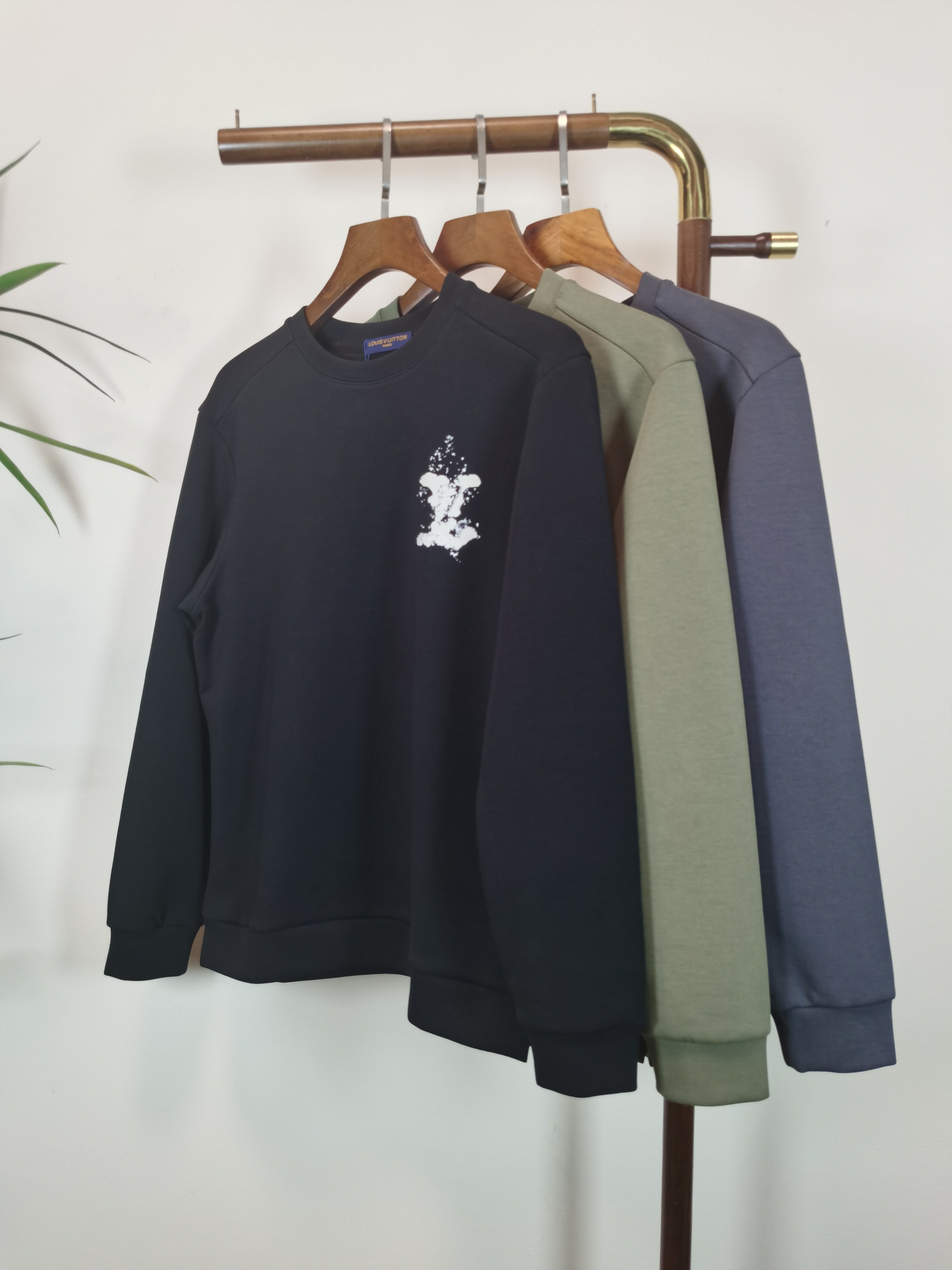 NO:549392,Brand new [LV] Louis Vuitton 2025 autumn and winter latest graffiti sweatshirt, exclusively available counter synchronized!  Original reproduction, exclusive design, super craftsmanship!  Extremely luxurious!  Excellent style!  Customized high-end fabric, with a crisp and stylish upper body, comfortable and not tight, tight and very classy, ​​complete 3 marks, color black and green. Gray Size M-5XL,,louis vuitton,louis vuitton,hoodie,sweatshirts,alexander wang19860909全新【 LV】路易威登 2025秋冬最新款涂鸦卫衣,独家发售专柜同步！原版复刻,独家设计,超强工艺！极其奢华！版型超赞！定制高端面料 上身挺括有型 舒适不紧 紧绷非常有档次 3标齐全  颜色黑色绿色.灰色 尺码 M-5XL,,louis vuitton,louis vuitton,hoodie,sweatshirts,alexander wang,Men's clothing