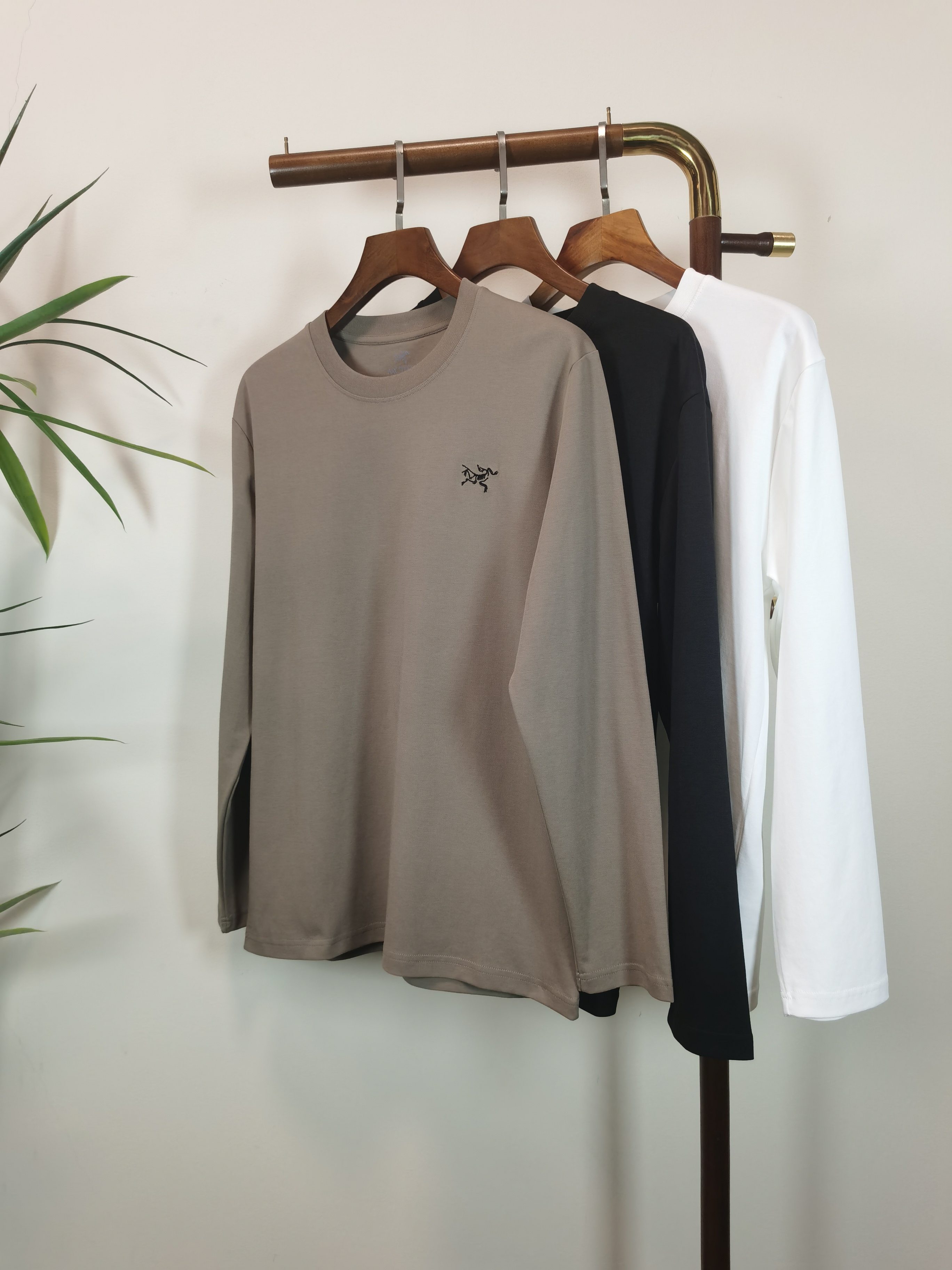 NO:547846,ARCTERYX is exclusively available for new products for men's round neck long-sleeved T-shirts, made of cotton fabric, soft and delicate. Basic base shirts are indispensable for men's wardrobe. They can be matched with various clothing anytime and anywhere to meet your daily needs. The clothes are very simple and low-key. Dear, buy them quickly. Standard style, color black, white, brown, code M-3XL, arc'teryx,tees, t-shirt,alexander wang19860909ARCTERYX 始祖鸟独家专供新品 男士圆领长袖T恤 采用全棉面料 柔软细腻 男人的衣柜都少不了基础打底衫 随时随地都可以拿来搭配各种服饰 满足您日常生活需求 ,衣服设计非常的简洁 ,很是低调的设计 亲们赶紧入手 标准版型 颜色黑色 白色 咖色 码数M-3XL,arc'teryx,tees，t-shirt,alexander wang,Men's clothing