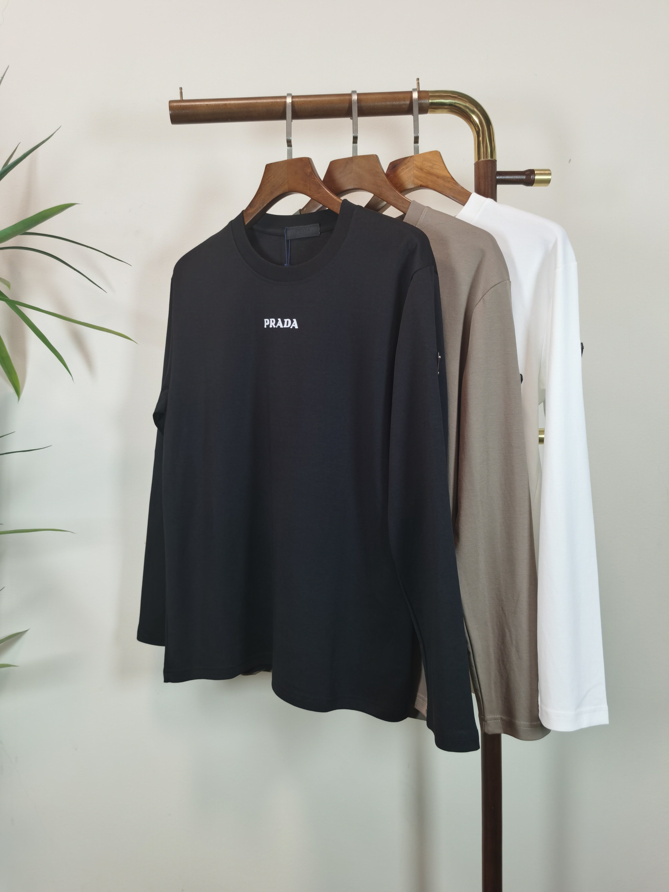 NO:547819,PRADA exclusively offers new products for men's round neck long-sleeved T-shirts, made of cotton fabric, soft and delicate. Basic base shirts are indispensable for men's wardrobe. They can be matched with various clothing anytime and anywhere to meet your daily needs. The clothes are very simple and low-key. Dear, buy them quickly. Standard style, color black, white, brown, code M-3XL,,prada,prada,tees, t-shirt,alexander wang19860909PRADA 普拉达独家专供新品 男士圆领长袖T恤 采用全棉面料 柔软细腻 男人的衣柜都少不了基础打底衫 随时随地都可以拿来搭配各种服饰 满足您日常生活需求 ,衣服设计非常的简洁 ,很是低调的设计 亲们赶紧入手 标准版型 颜色黑色 白色 咖色 码数M-3XL,,prada,prada,tees，t-shirt,alexander wang,Men's clothing