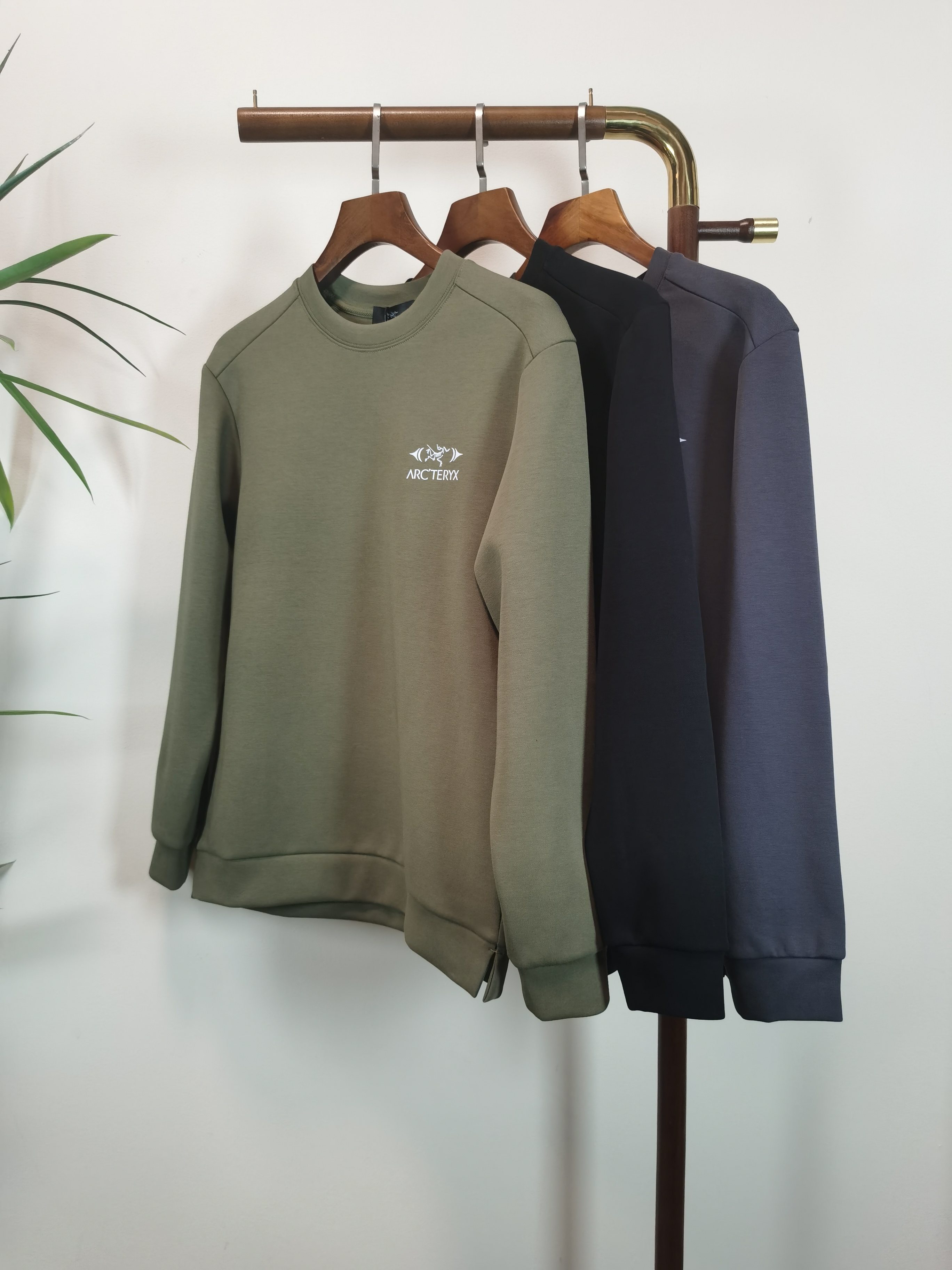 NO:547861,Archaeopteryx ARCTERYX exclusively offers new products. Men's round neck long-sleeved T-shirts are made of air cotton fabric. Soft and delicate. Basic base shirts are indispensable for men's wardrobe. They can be matched with various clothing anytime and anywhere to meet your daily needs. The clothes are very simple and very low-key. Dear, buy them quickly. Standard version. Color green. Black. Gray. Number of codes. M-5XL. Arc'teryx. Tees. T-shirt. Alexander wang.19860909始祖鸟 ARCTERYX独家专供新品 男士圆领长袖T恤 采用空气棉面料 柔软细腻 男人的衣柜都少不了基础打底衫 随时随地都可以拿来搭配各种服饰 满足您日常生活需求 ,衣服设计非常的简洁 ,很是低调的设计 亲们赶紧入手 标准版型 颜色绿色 黑色 灰色 码数M-5XL,arc'teryx,tees，t-shirt,alexander wang,Men's clothing