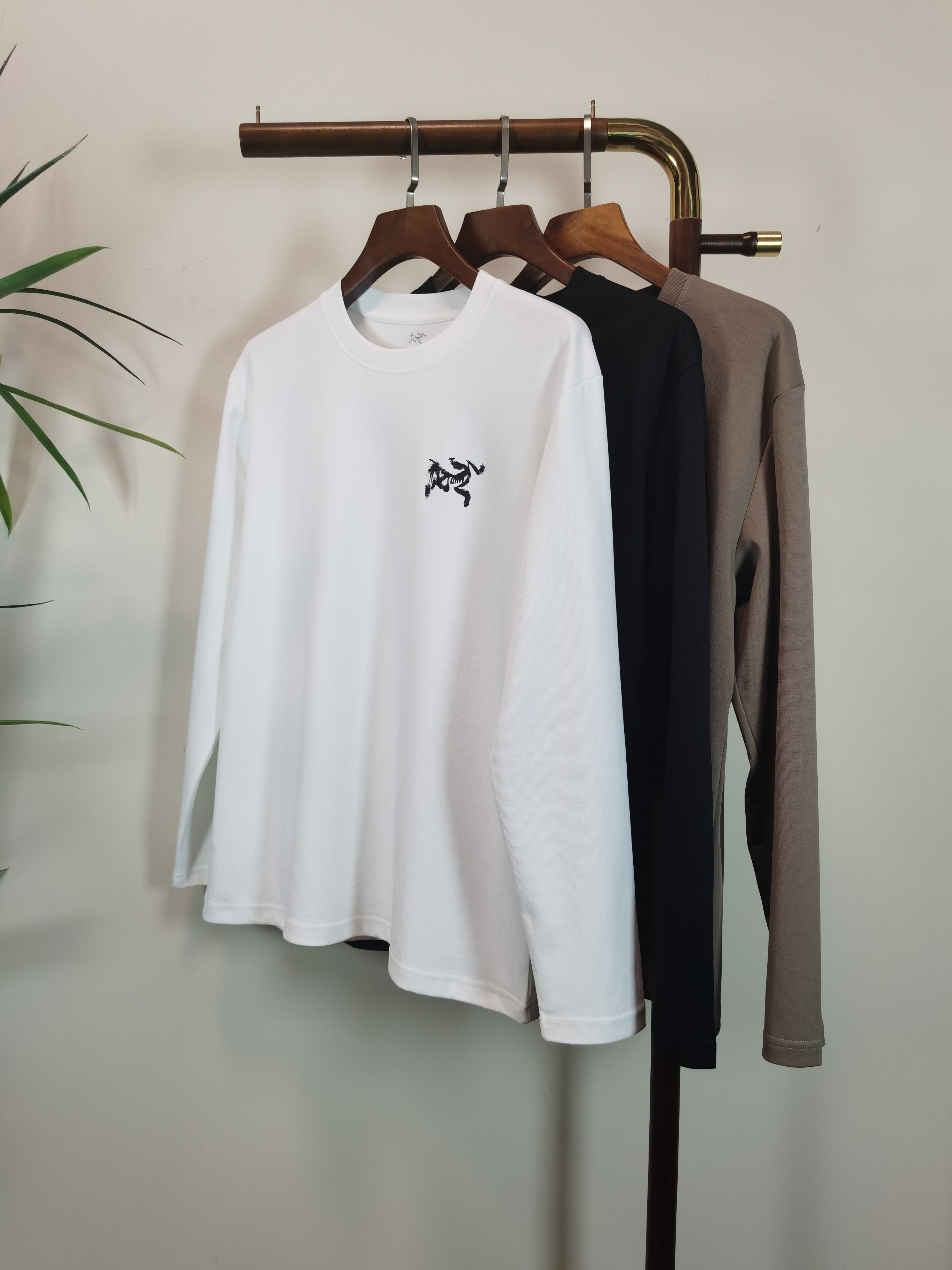 NO:547790,ARCTERYX is exclusively available for new products for men's round neck long-sleeved T-shirts, made of cotton fabric, soft and delicate. Basic base shirts are indispensable for men's wardrobe. They can be matched with various clothing anytime and anywhere to meet your daily needs. The clothes are very simple and low-key. Dear, buy them quickly. Standard style, color black, white, brown, code M-3XL, arc'teryx,tees, t-shirt,alexander wang19860909ARCTERYX 始祖鸟独家专供新品 男士圆领长袖T恤 采用全棉面料 柔软细腻 男人的衣柜都少不了基础打底衫 随时随地都可以拿来搭配各种服饰 满足您日常生活需求 ,衣服设计非常的简洁 ,很是低调的设计 亲们赶紧入手 标准版型 颜色黑色 白色 咖色 码数M-3XL,arc'teryx,tees，t-shirt,alexander wang,Men's clothing