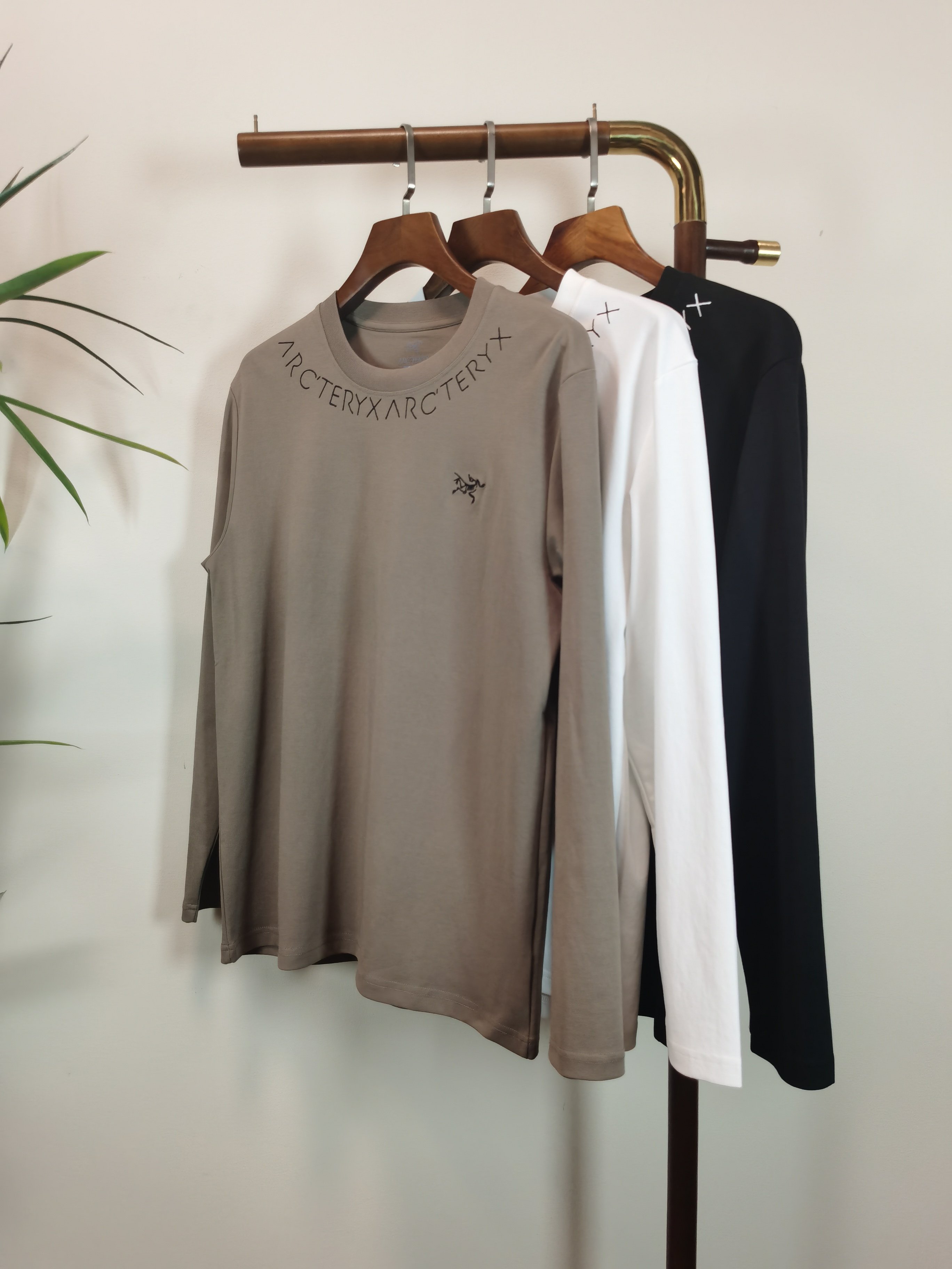 NO:540230,ARCTERYX is exclusively available for new products for men's round neck long-sleeved T-shirts, made of cotton fabric, soft and delicate. Basic base shirts are indispensable for men's wardrobe. They can be matched with various clothing anytime and anywhere to meet your daily needs. The clothes are very simple and low-key. Dear, buy them quickly. Standard style, color black, white, brown, code M-3XL, arc'teryx,tees, t-shirt,alexander wang19860909ARCTERYX 始祖鸟独家专供新品 男士圆领长袖T恤 采用全棉面料 柔软细腻 男人的衣柜都少不了基础打底衫 随时随地都可以拿来搭配各种服饰 满足您日常生活需求 ,衣服设计非常的简洁 ,很是低调的设计 亲们赶紧入手 标准版型 颜色黑色 白色 咖色 码数M-3XL,arc'teryx,tees，t-shirt,alexander wang,Men's clothing