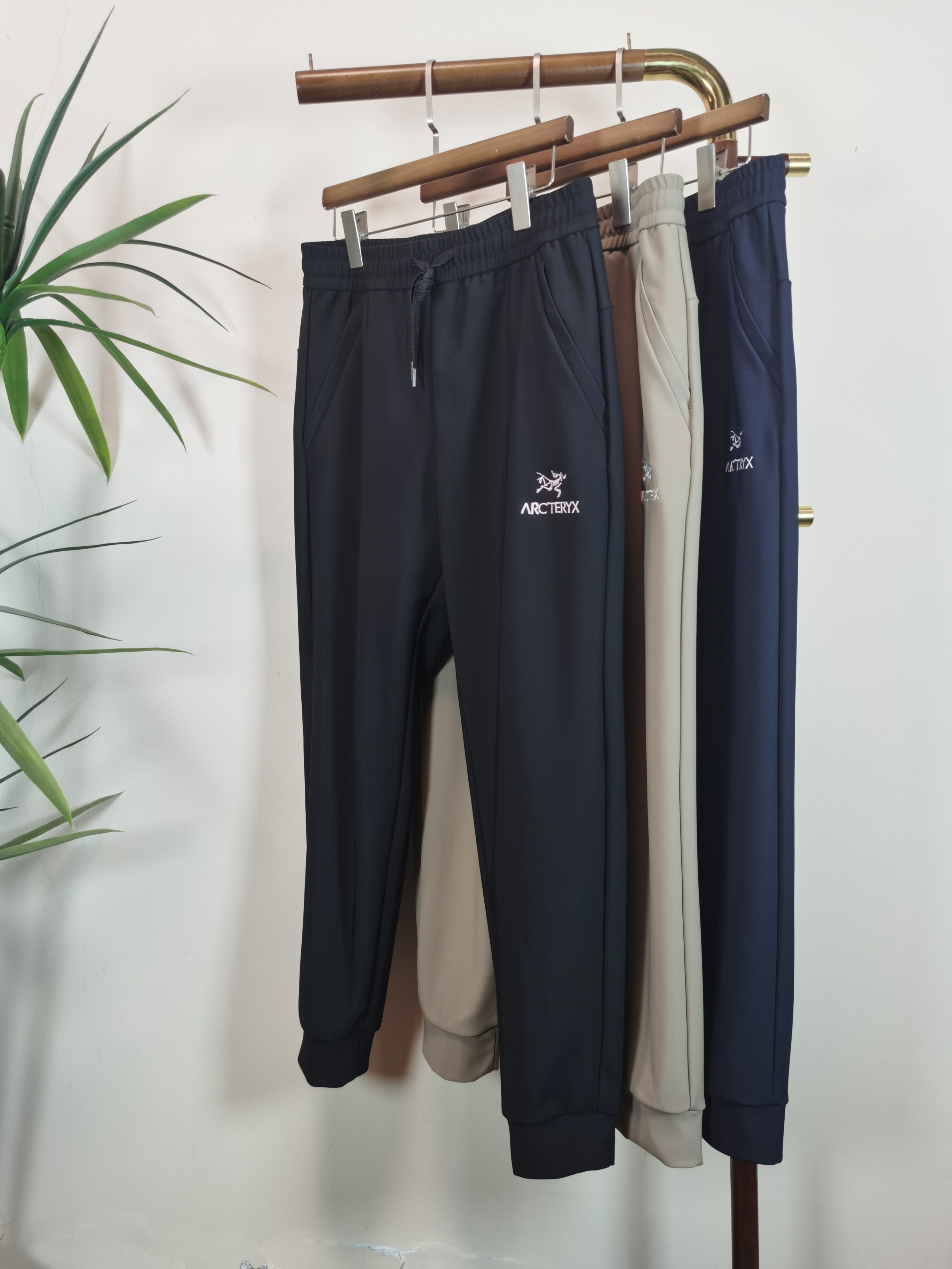 NO:549409,ARC Archaeopteryx 2025 autumn and winter new elastic strap casual pants, fleece inside, custom-made fabric for counter, breathable and comfortable, impeccable details, brand element design concept, reflecting high quality. It feels delicate and soft!  It is casually cut, with a great upper body style!  Color blue black beige number M-5XL,arc'teryx,alexander wang19860909ARC 始祖鸟 2025秋冬新款松紧带休闲裤,内里加绒,专柜定制面料 透气舒适度高,细节无可挑剔,品牌元素设计理念,体现高品质.手感细腻柔软！呈现休闲裁剪,上身版型超赞！ 颜色蓝色 黑色 米黄 码数M-5XL,arc'teryx,alexander wang,Men's clothing